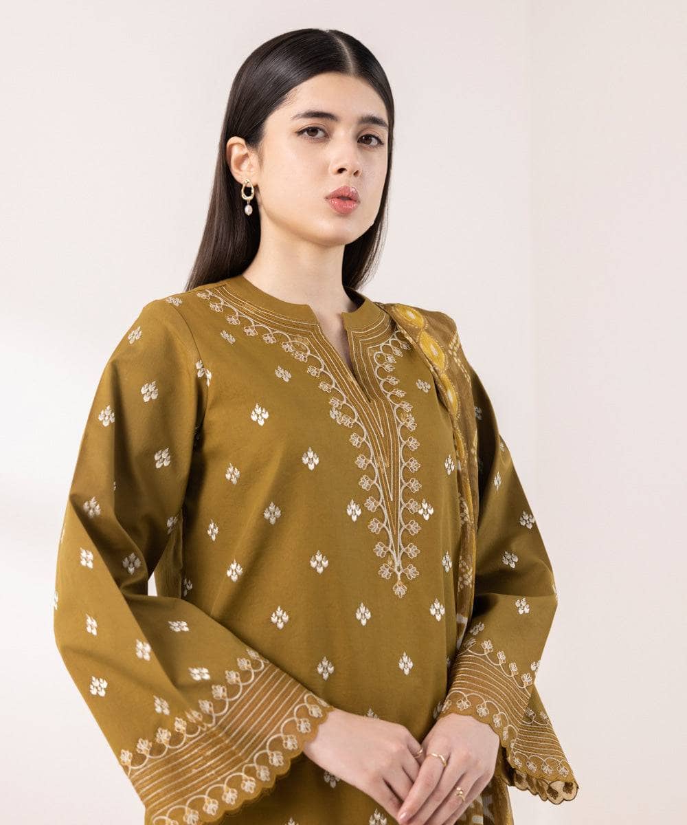 img_sapphire_intermix_awwal_boutique