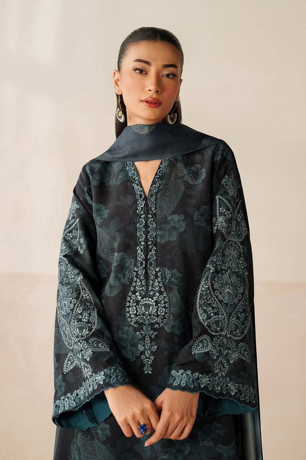 img_baroque_winter_collection_awwal_boutique