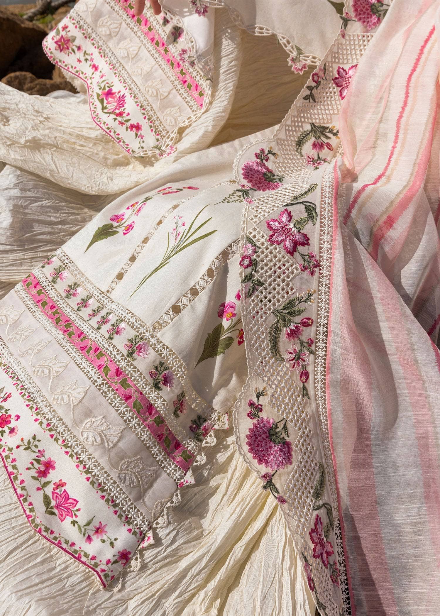 img_crimson_lawn_awwal_boutique