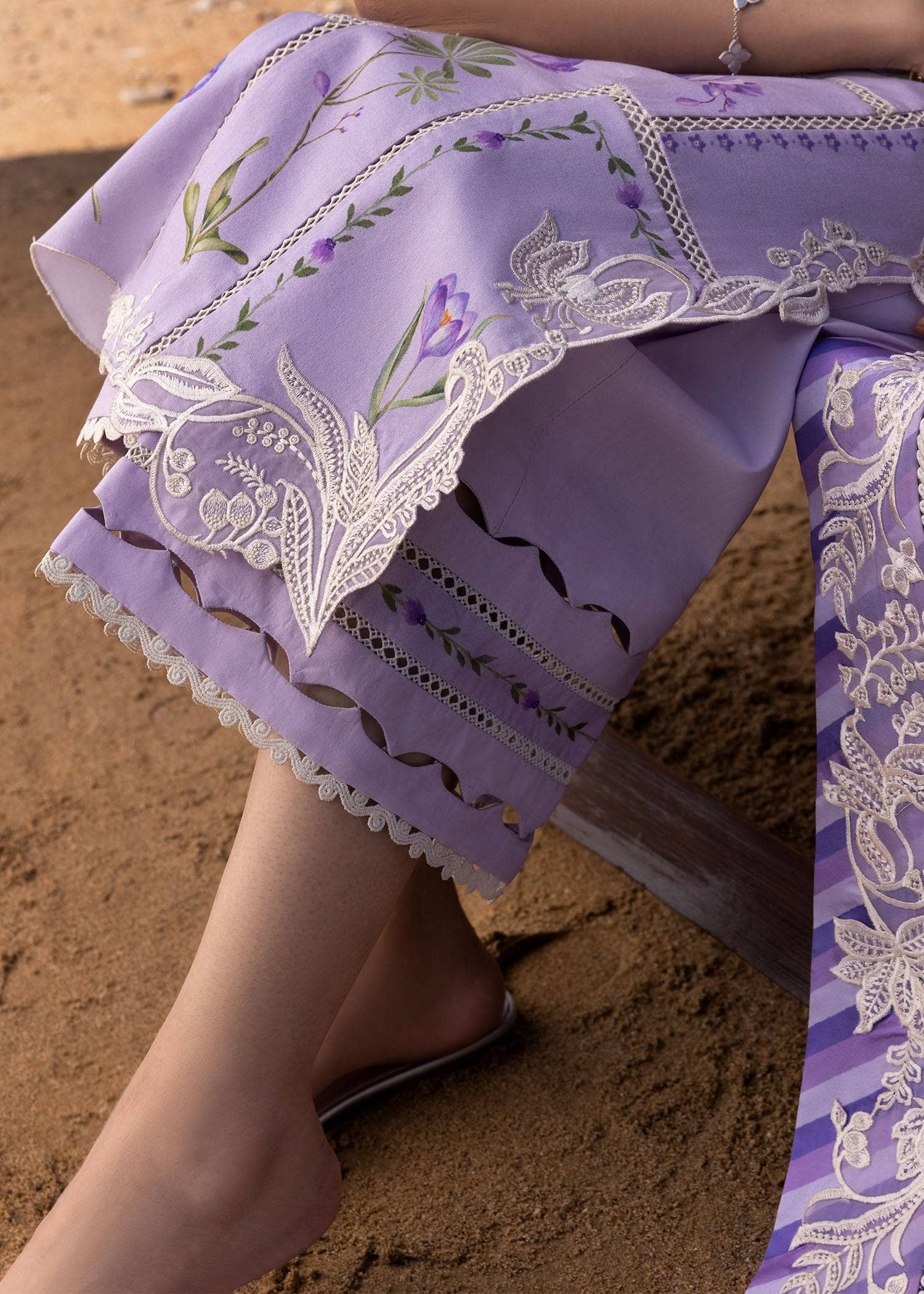 img_crimson_lawn_awwal_boutique