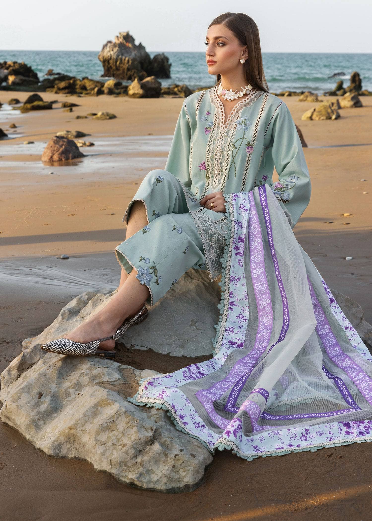 img_crimson_lawn_awwal_boutique