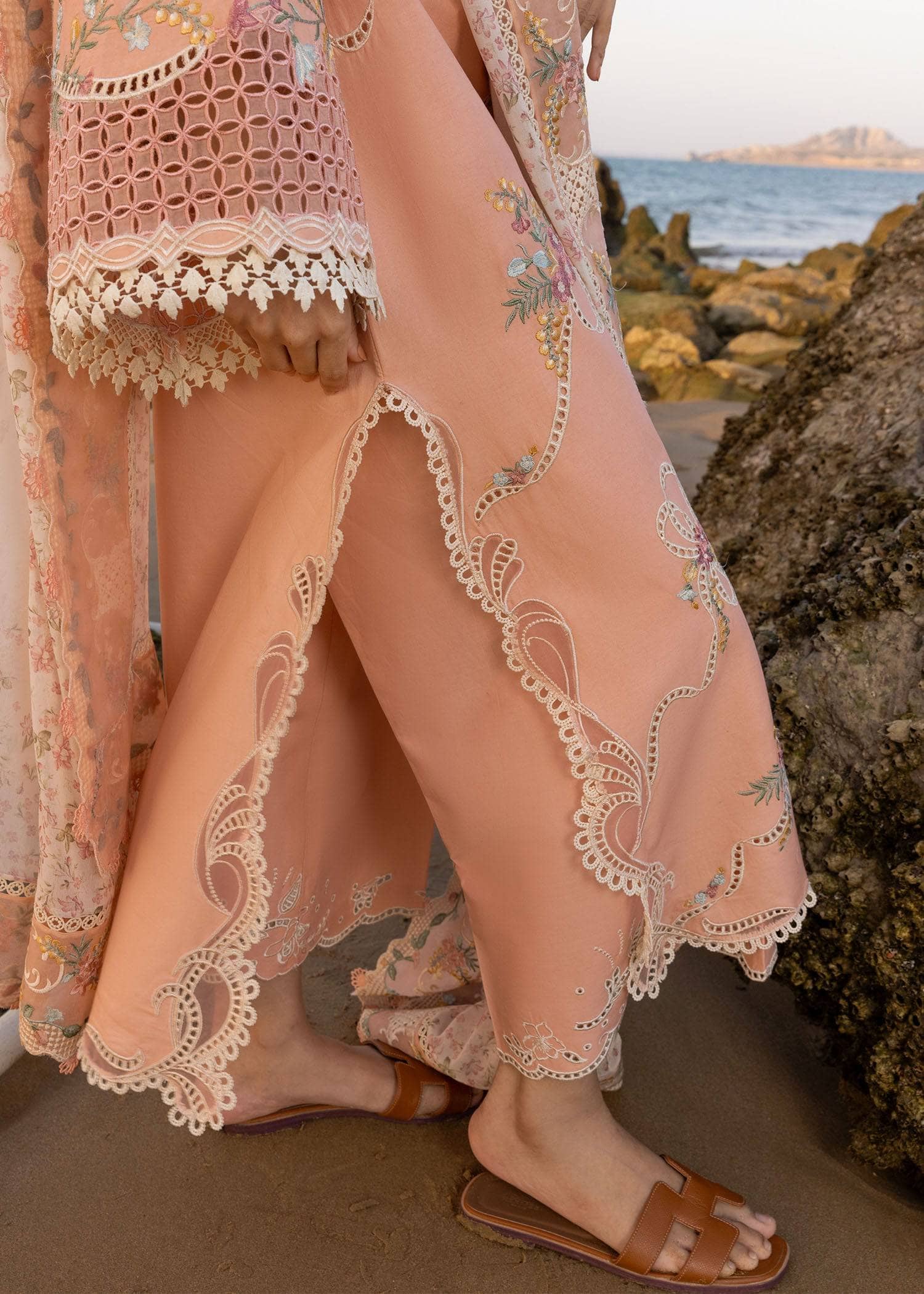 img_crimson_lawn_awwal_boutique