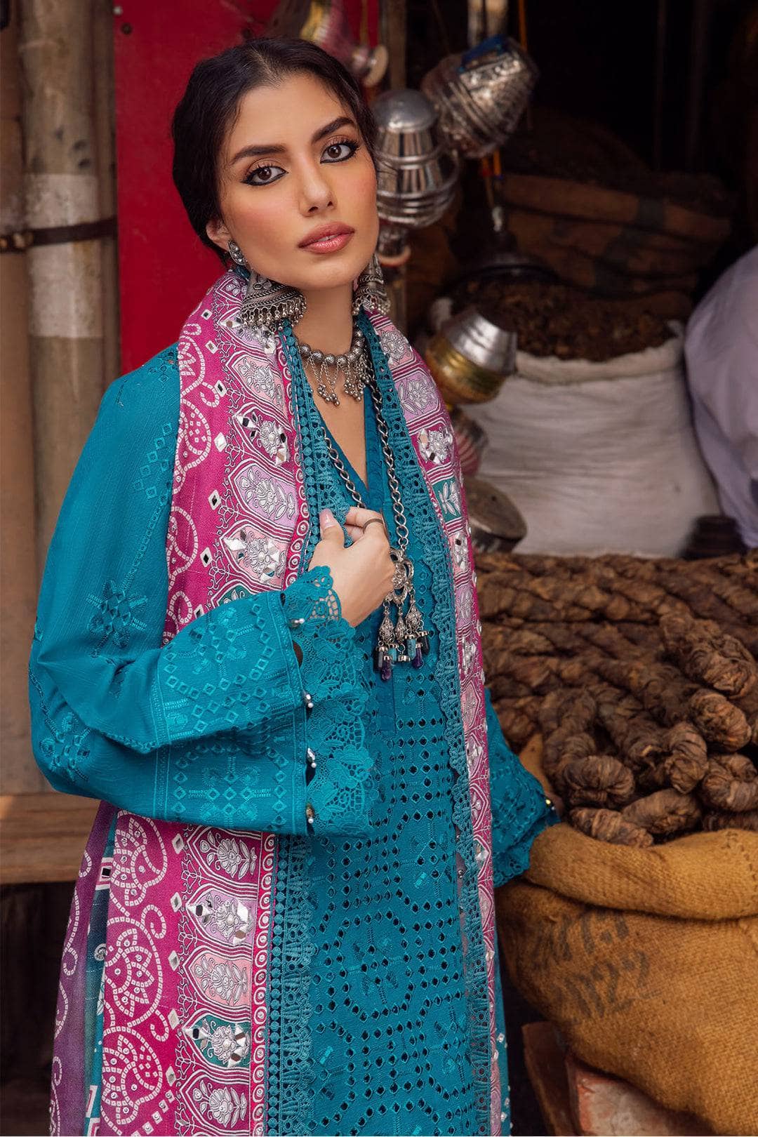 img_nureh_bazaar_chikankari_khaddar_awwal_boutique