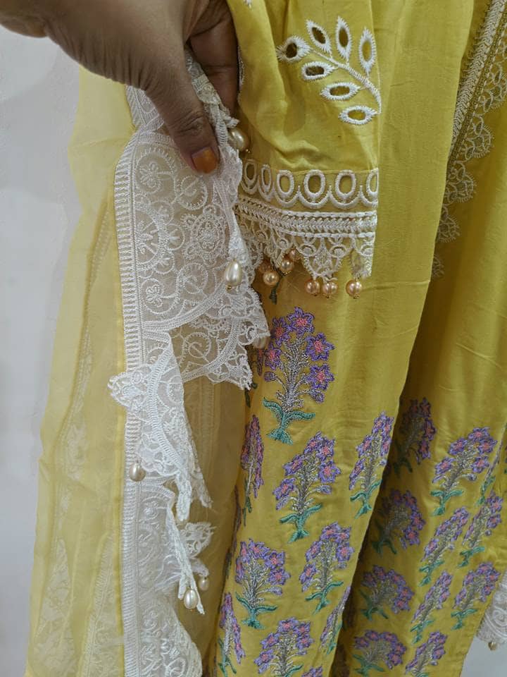 Awwal Pret-Stiched Charizma Signature/Large