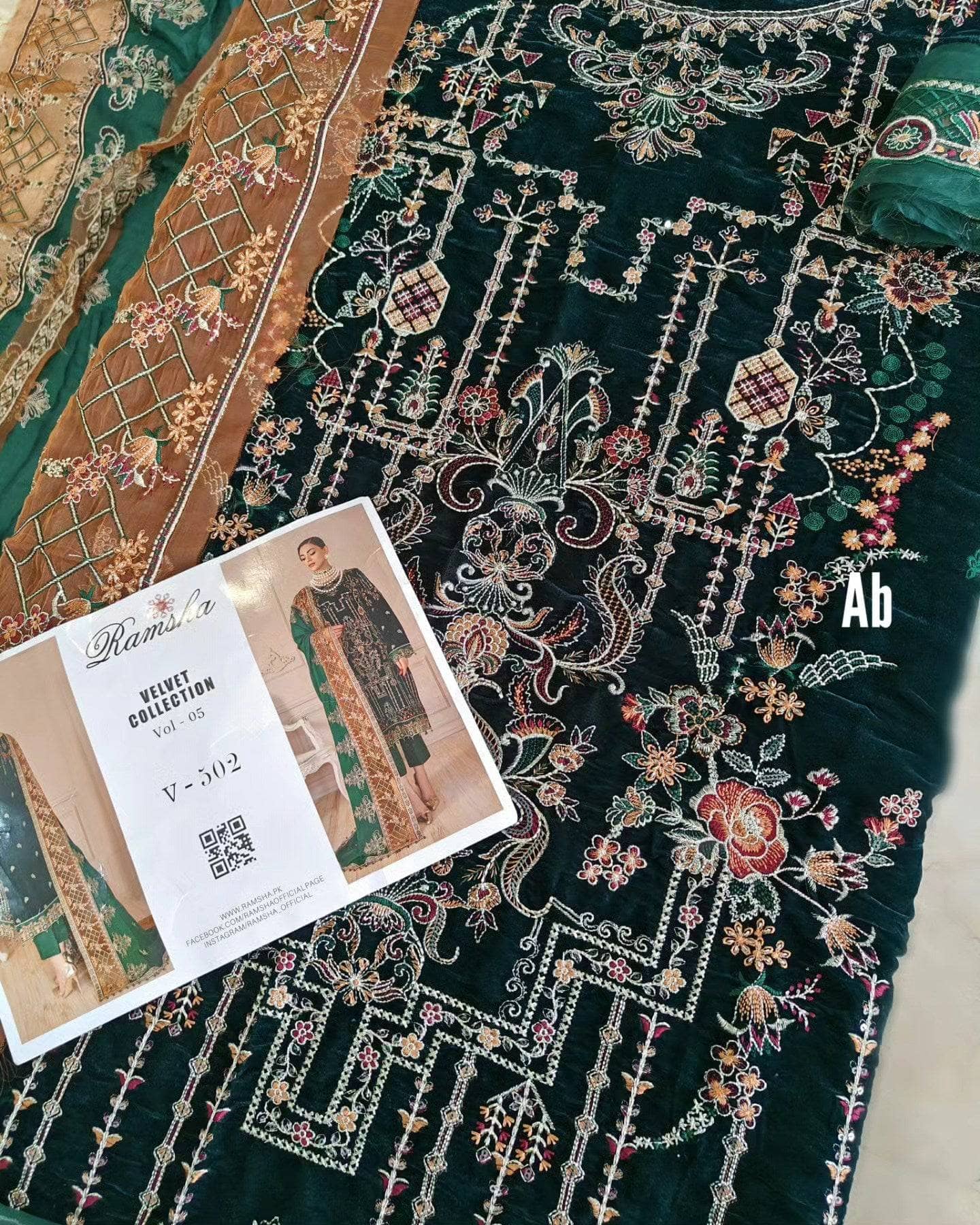 img_open_pic_ramsha_velvet_awwal_boutique