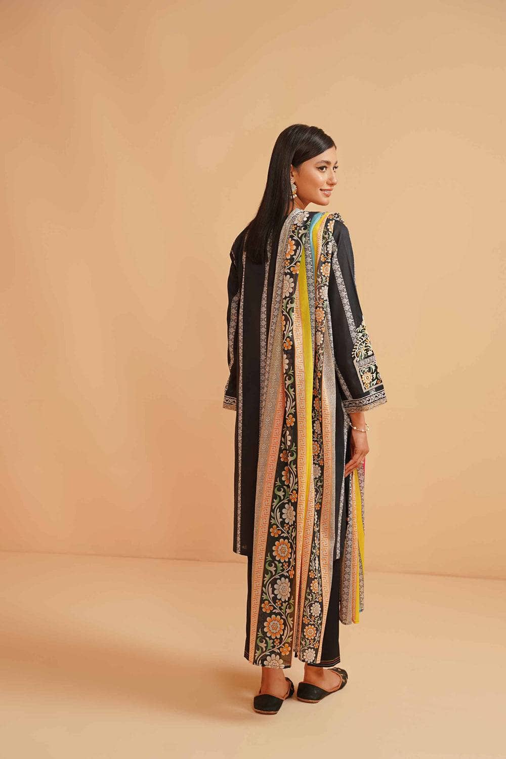 img_nishat_lawn_23_awwal_boutique