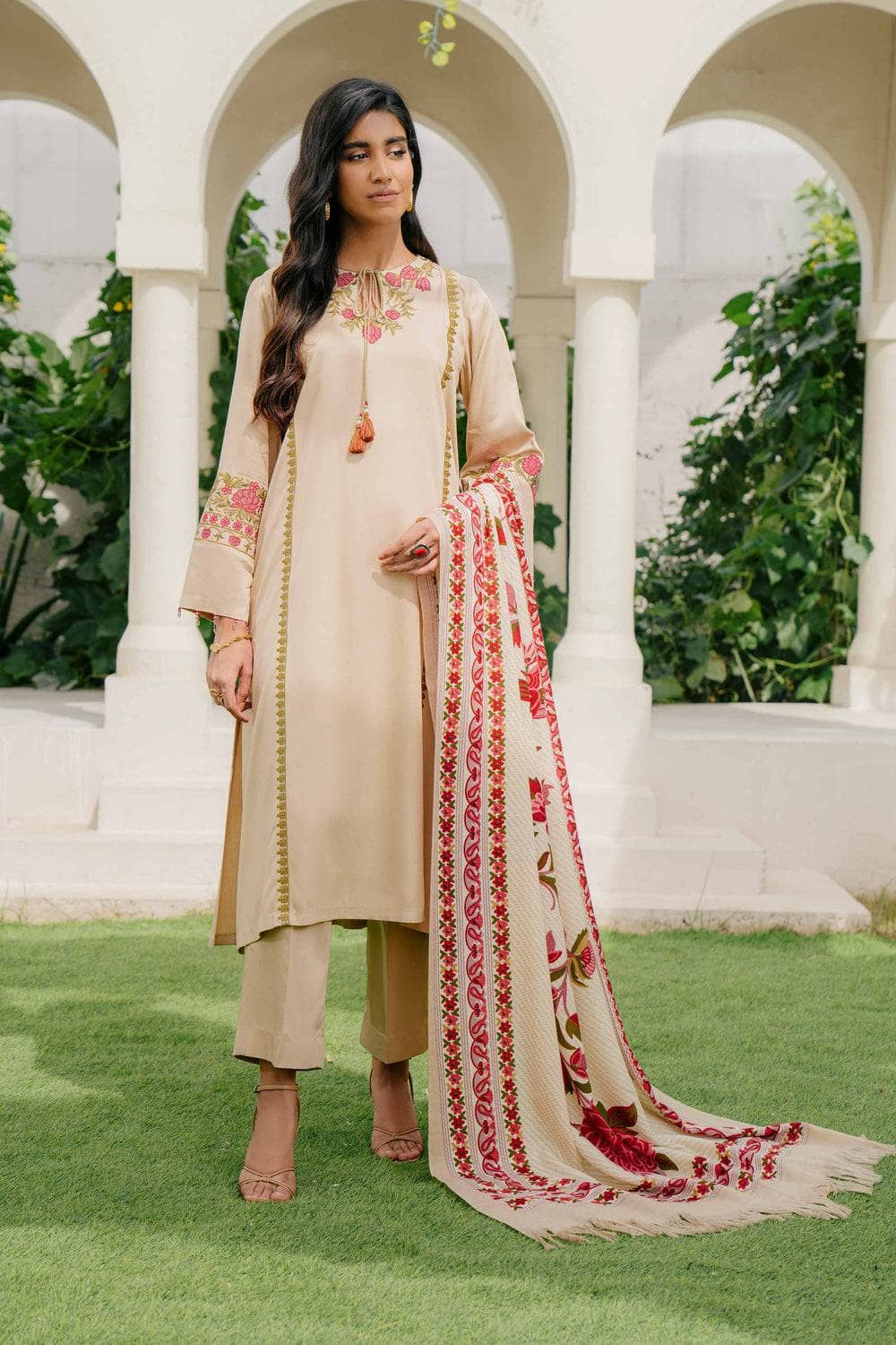 img_nishat_winter_23_awwal_boutique