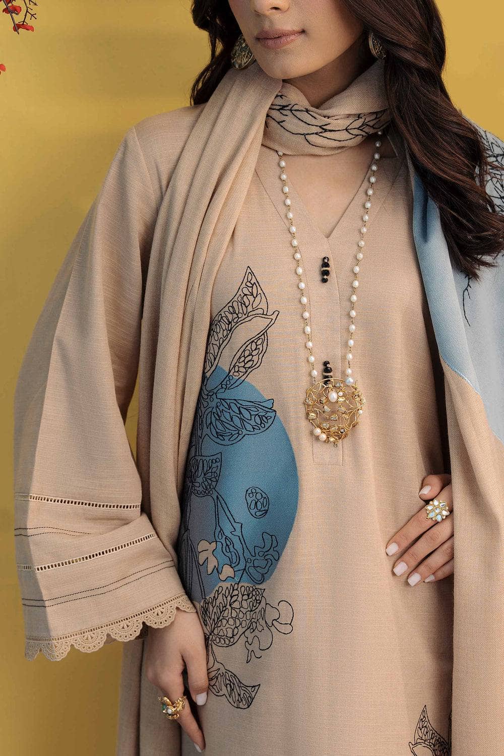 img_nishat_winter_23_awwal_boutique