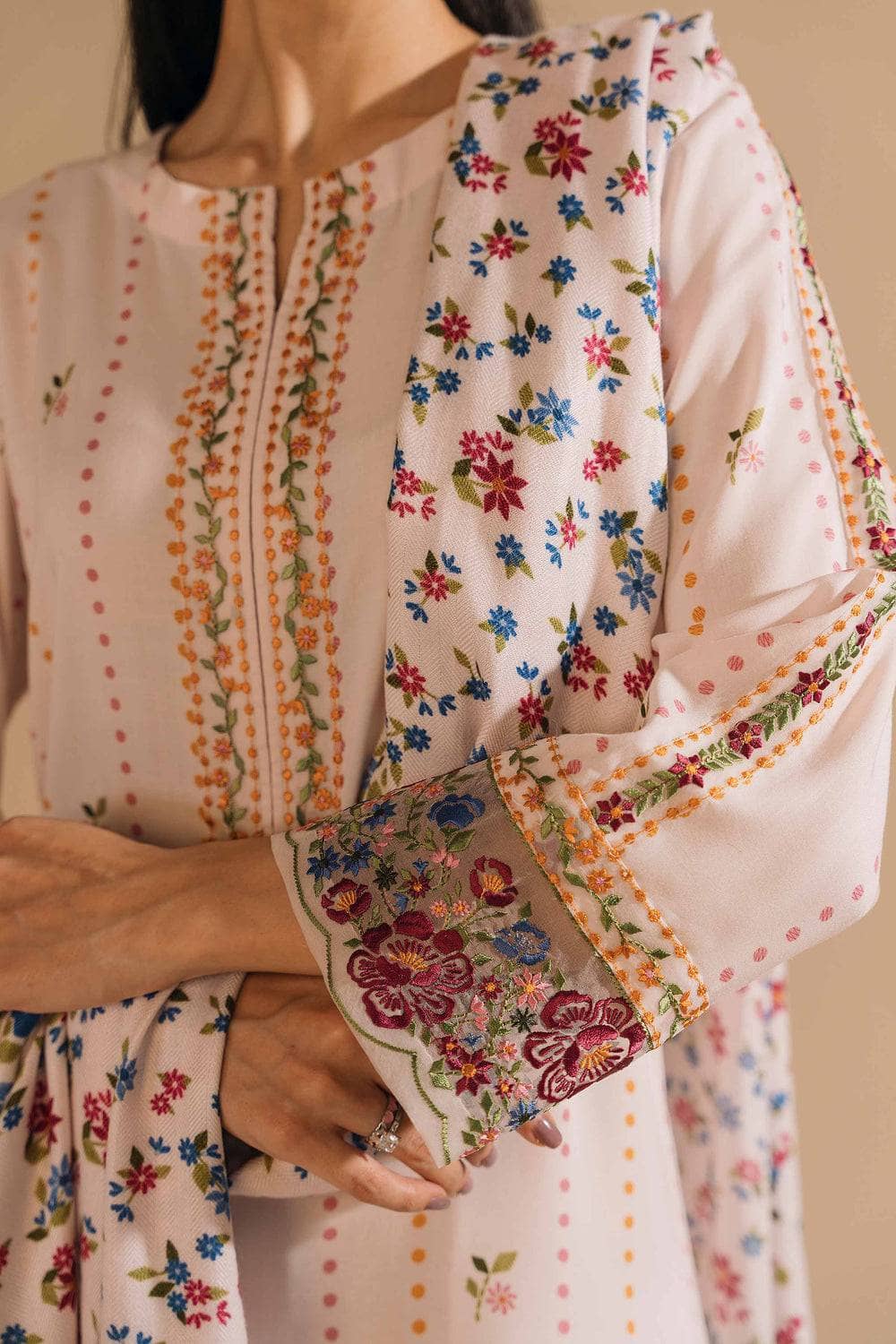 img_nishat_winter_23_awwal_boutique