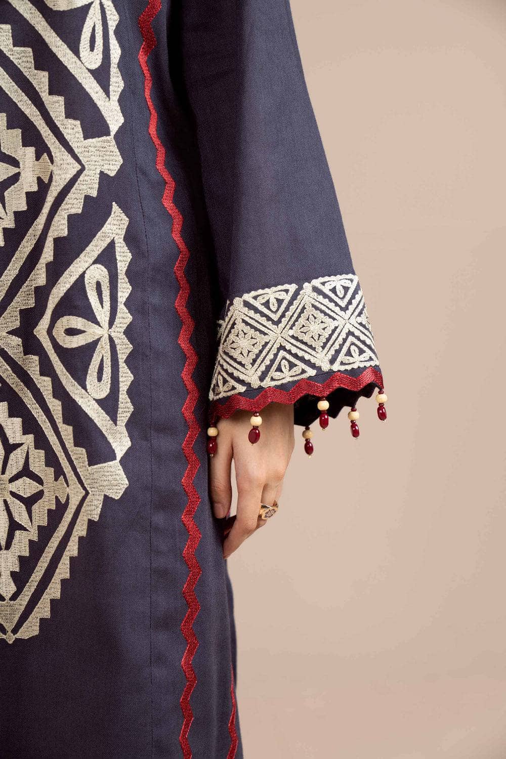 img_nishat_winter_24_awwal_boutique