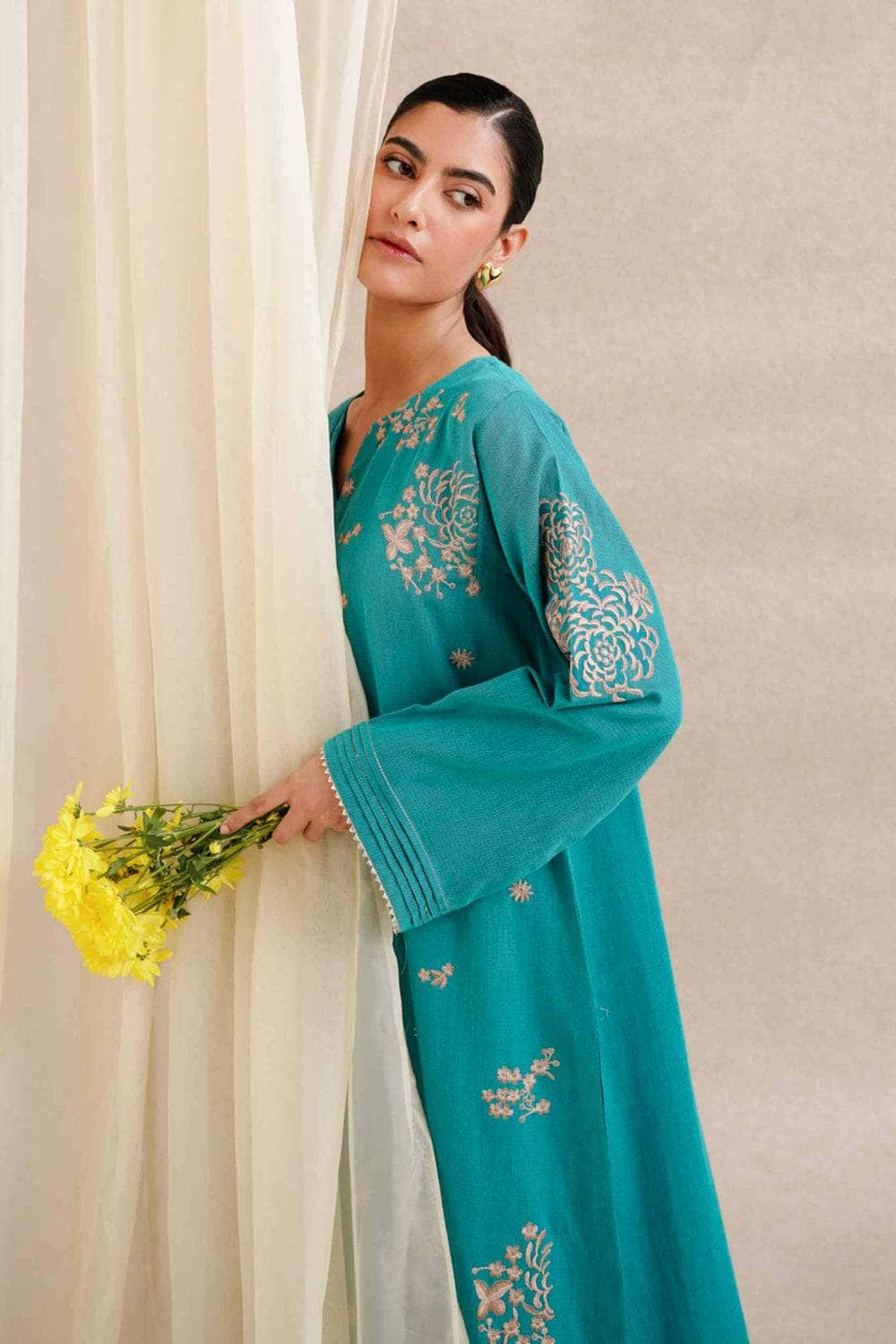 img_nishat_winter_24_awwal_boutique