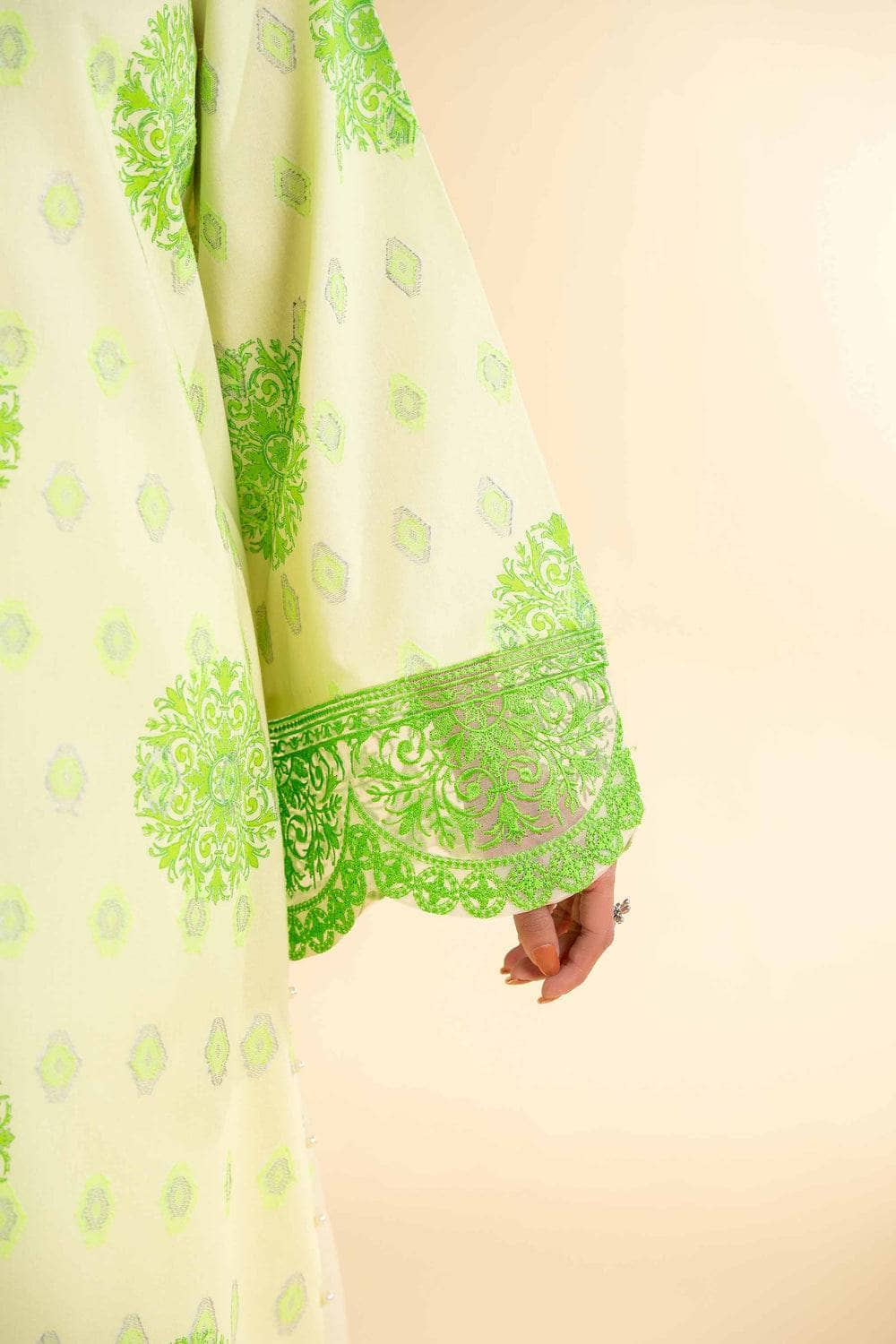 img_nishat_lawn_25_awwal_boutique