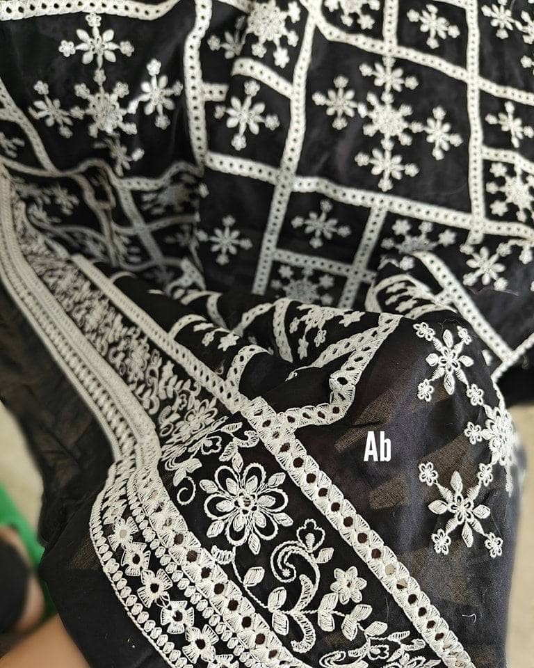 img_image_lawnkari_awwal_boutique