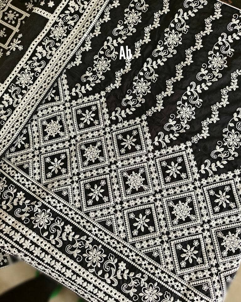 img_image_lawnkari_awwal_boutique