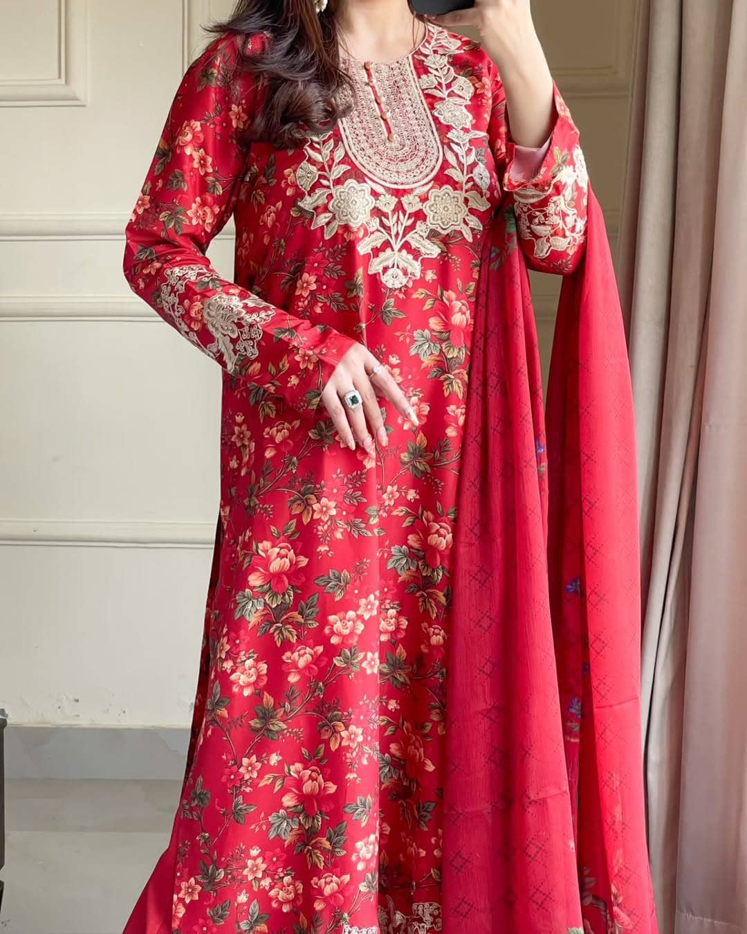 img_spotted_in_myeesha_lawn_awwal_boutique