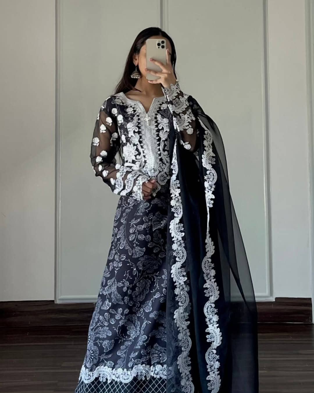 img_myeesha_lawn_awwal_boutique