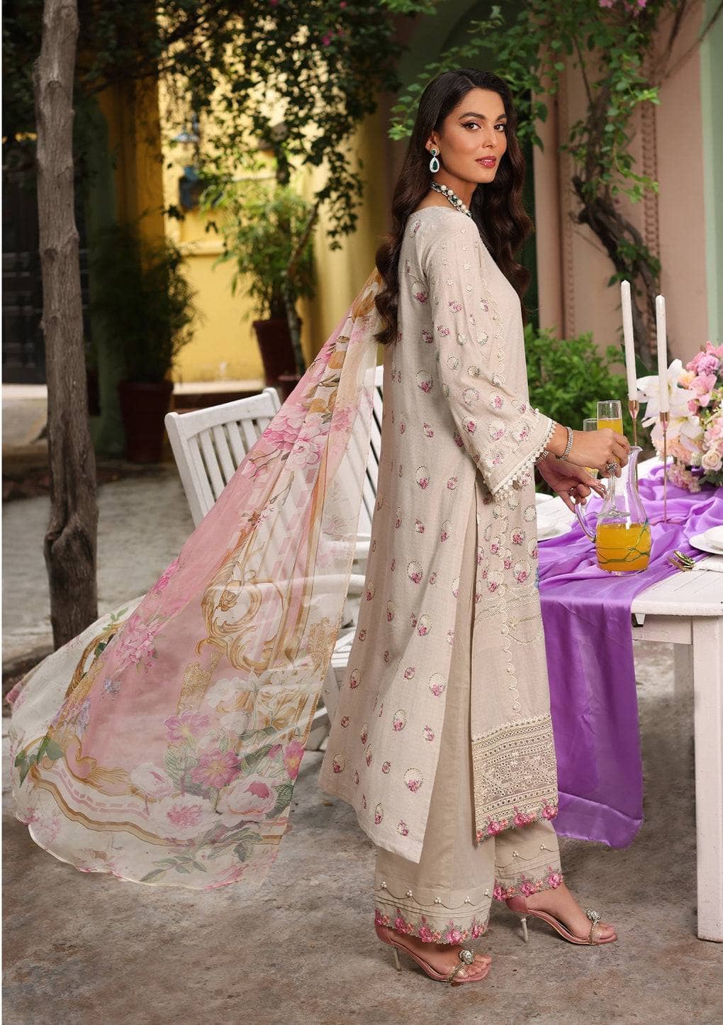 img_luxe_by_elaf_lawn_23_awwal_boutique