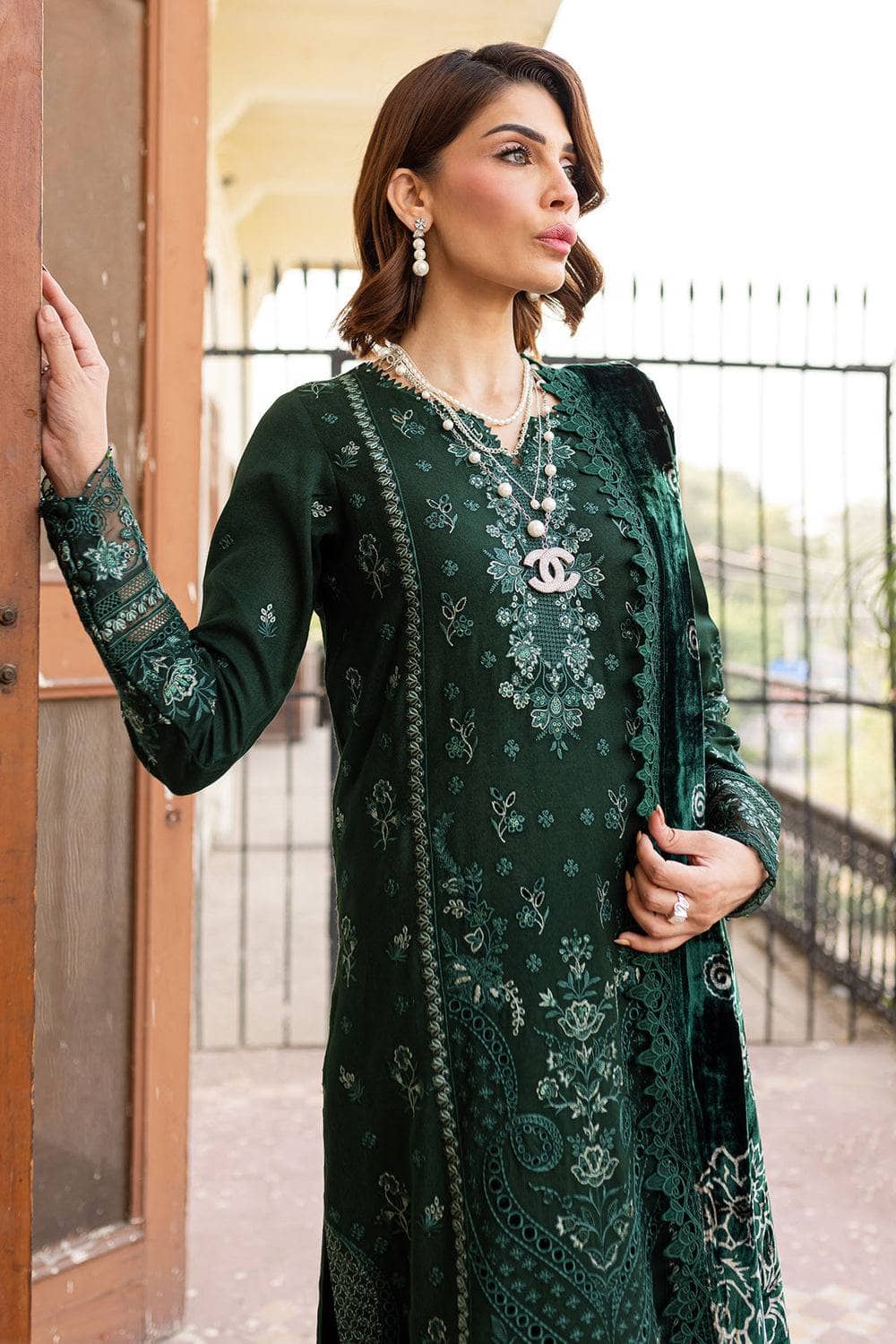 img_nureh_exclusive_velvet_shawl_vollection_awwal_boutique