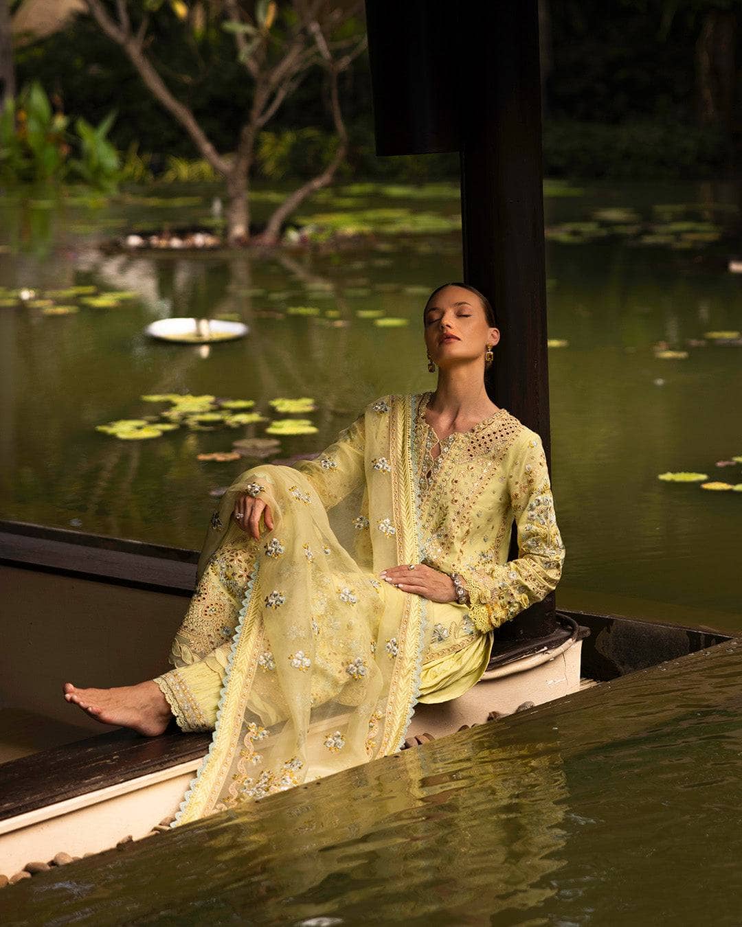 img_faiza_saqlain_lawn_tara_sutaria_awwal_boutique