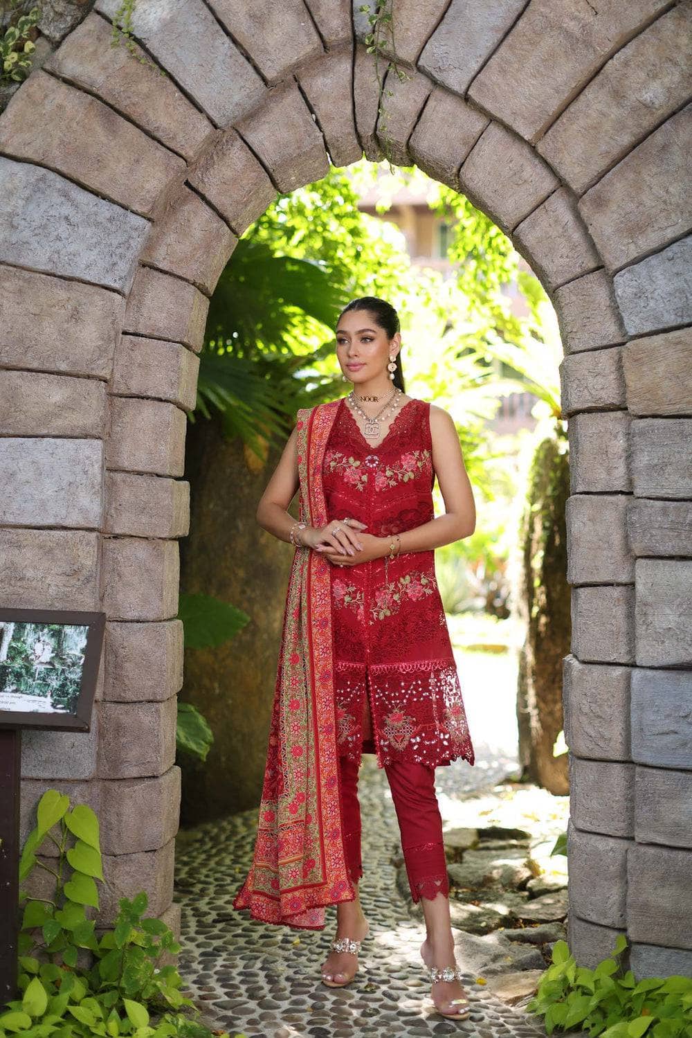 img_saadia_asad_chikankari_lawn_24_awwal_boutique
