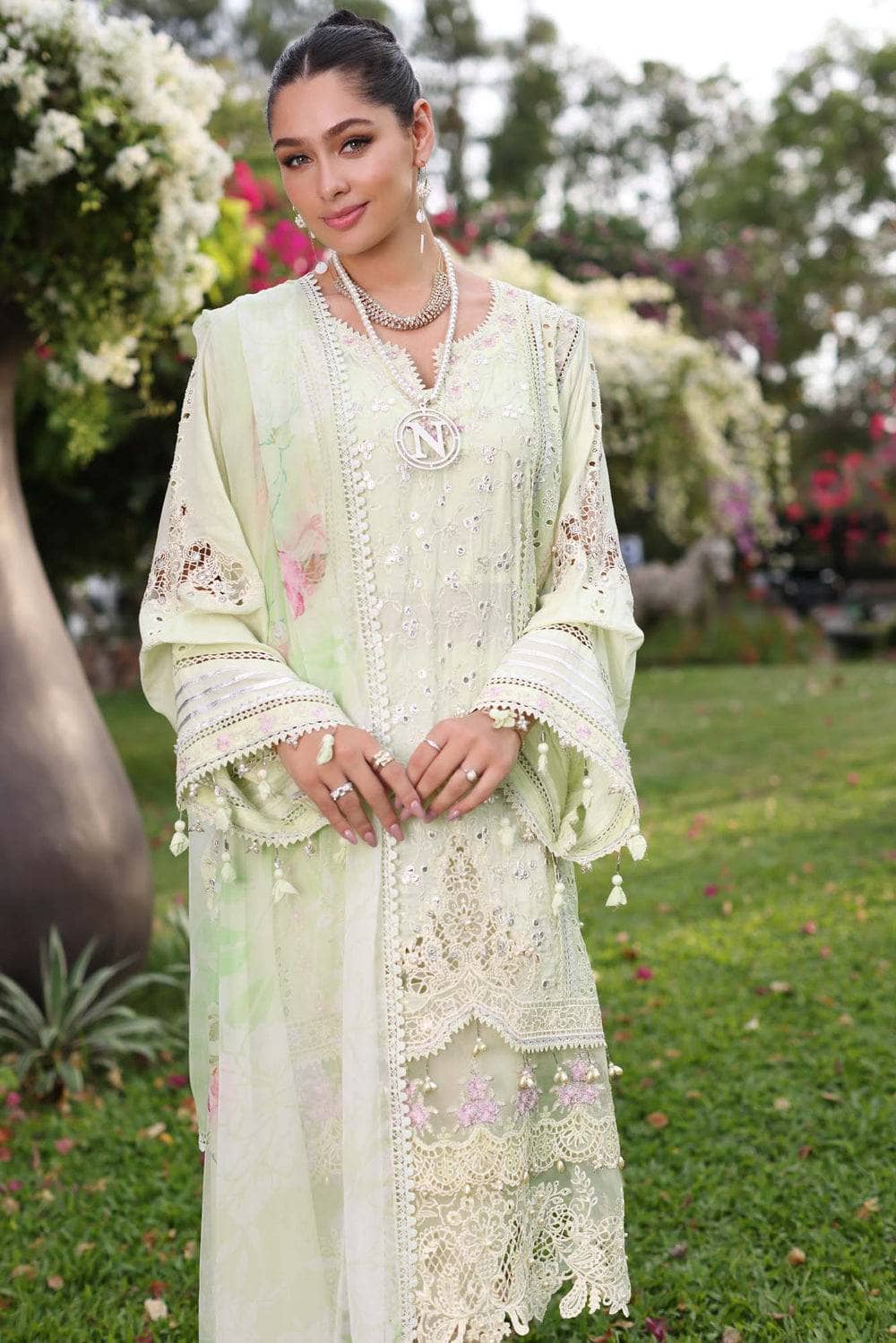img_saadia_asad_chikankari_lawn_24_awwal_boutique