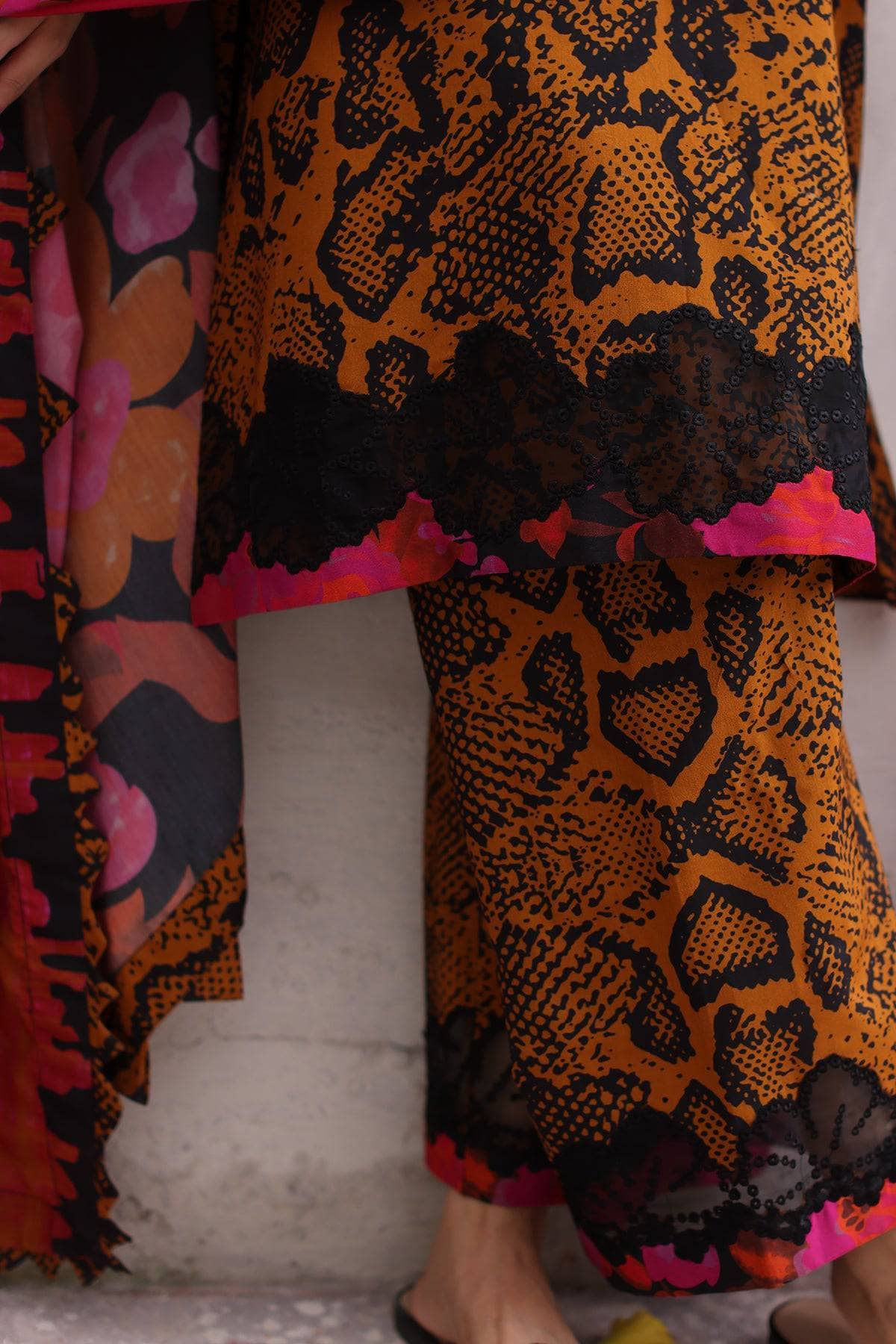 img_charizma_comnination_linen_velvet_palachi_awwal_boutique