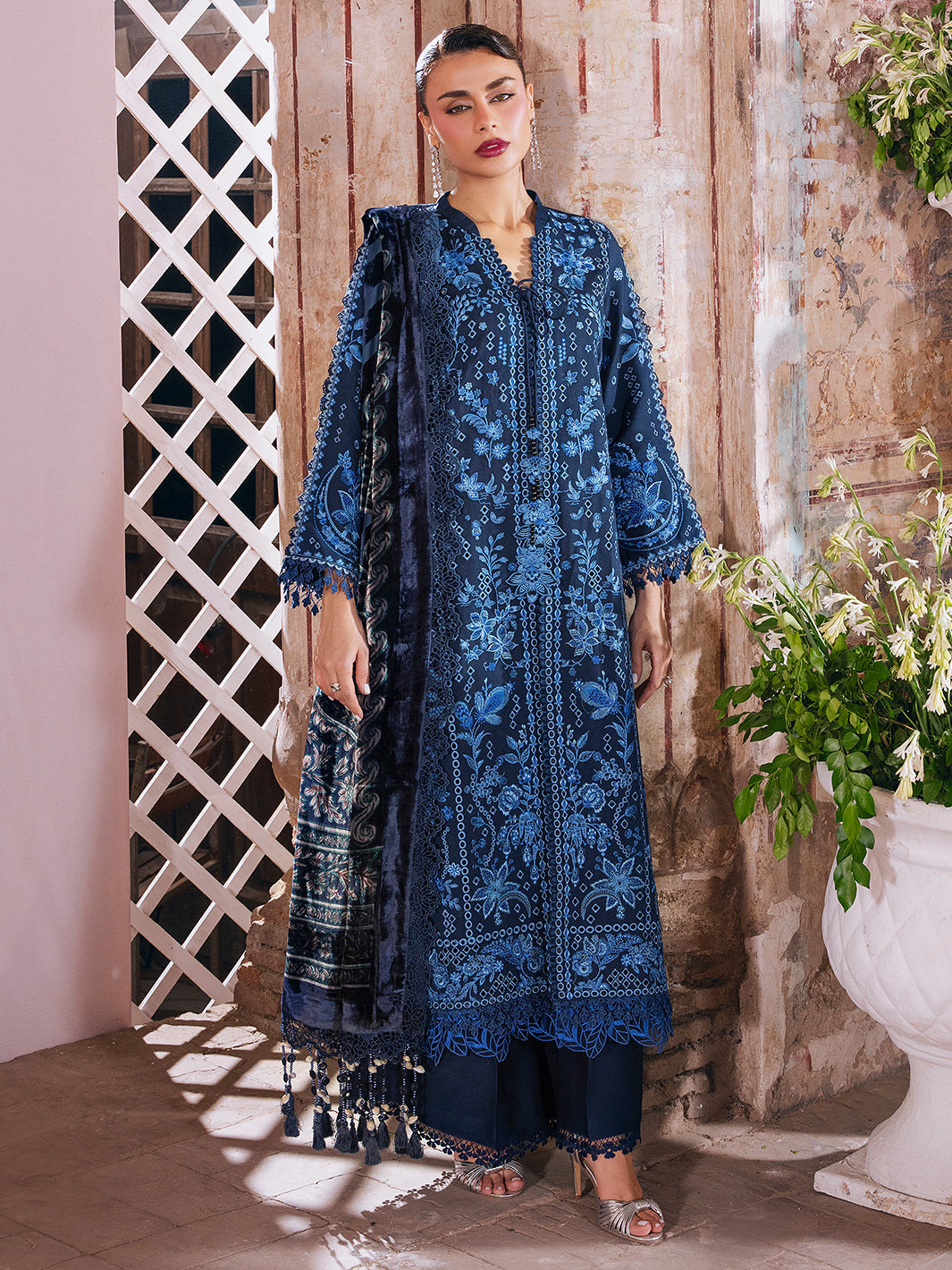 img_mahnur_velvet_palachi_shawl_awwal_boutique