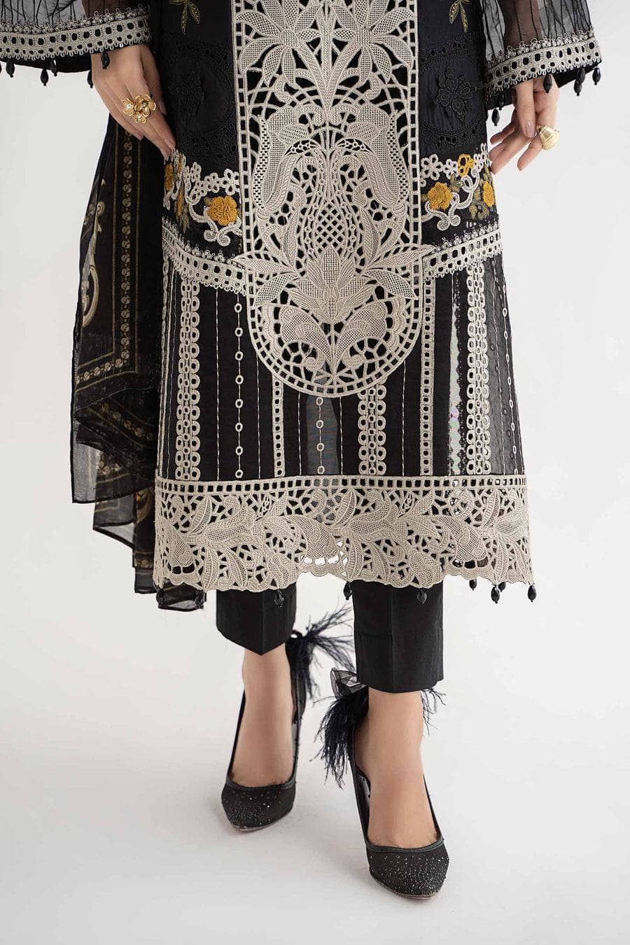 img_maria_b_lawn_24_awwal_boutique