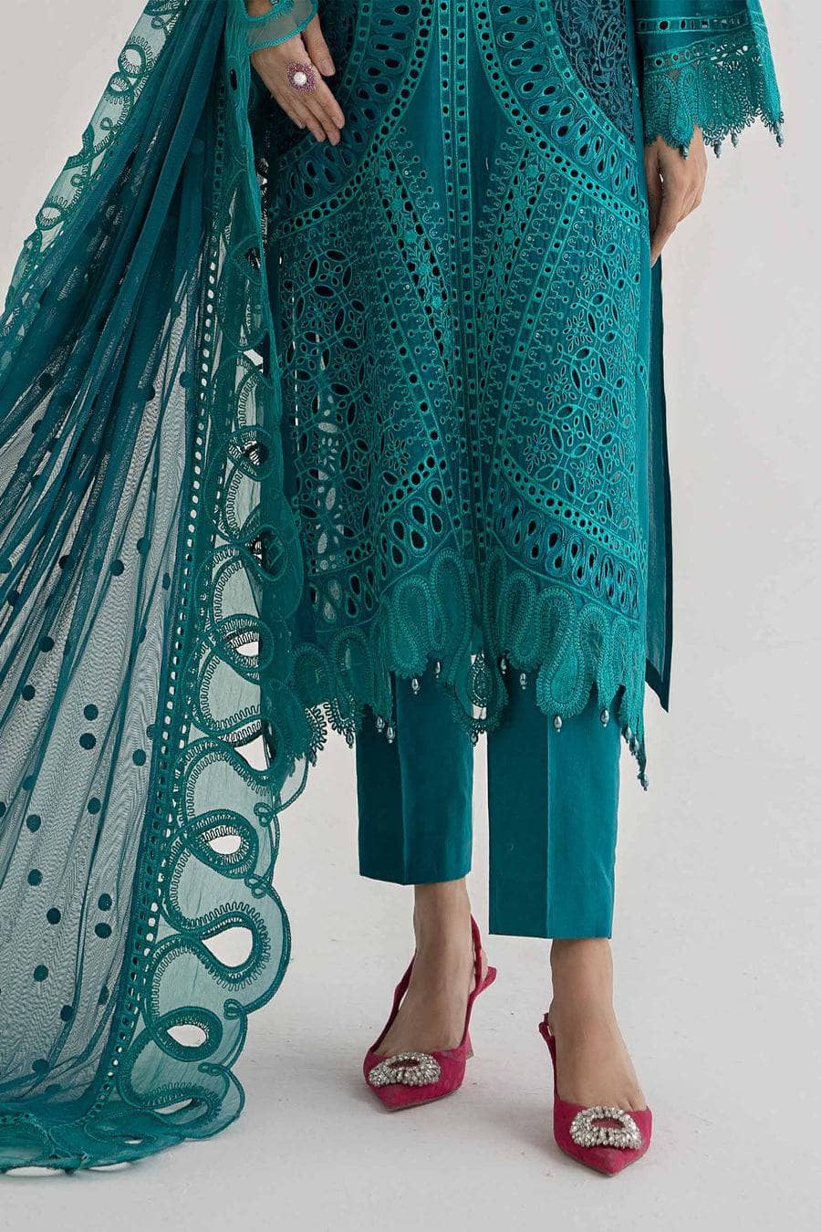 img_maria_b_lawn_24_awwal_boutique