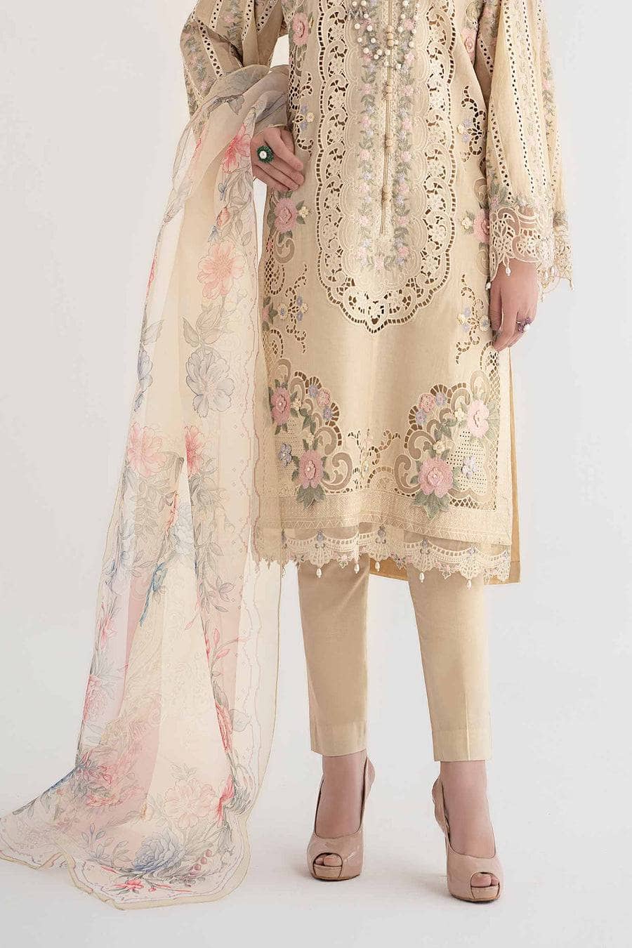 img_maria_b_lawn_24_awwal_boutique