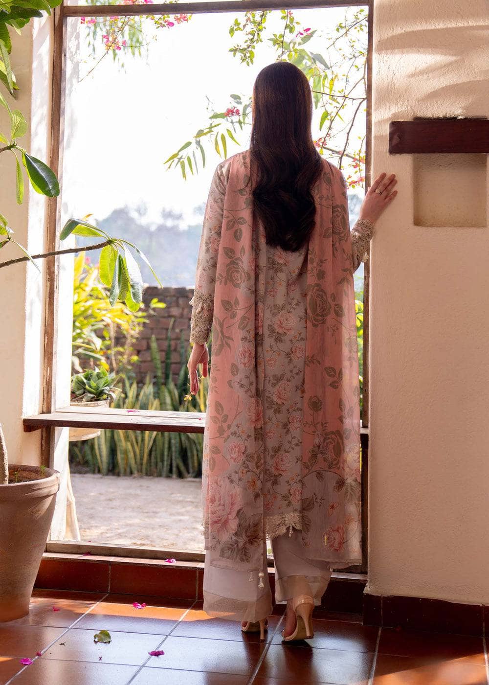 img_myeesha_lawn_awwal_boutique