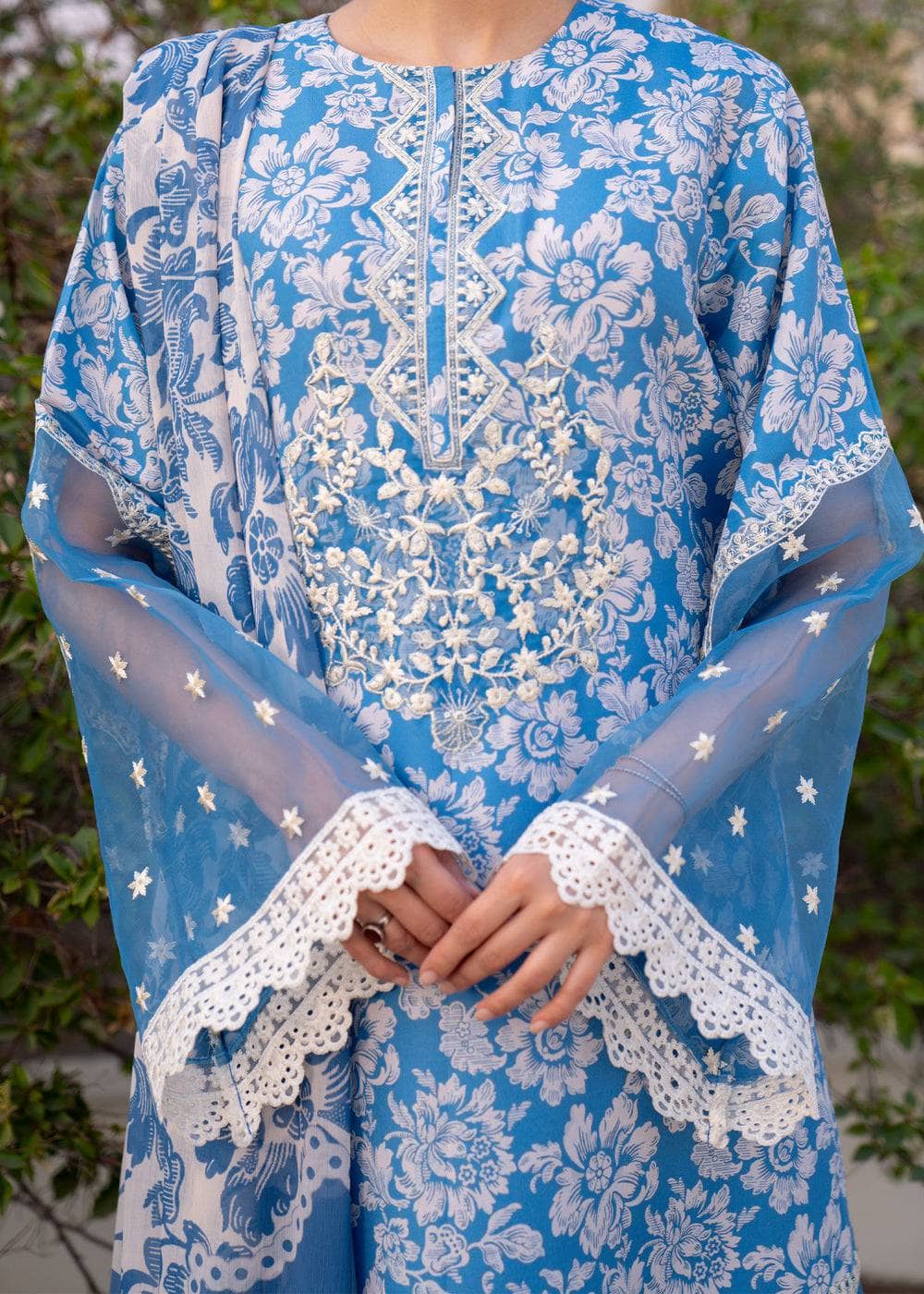 img_myeesha_lawn_awwal_boutique