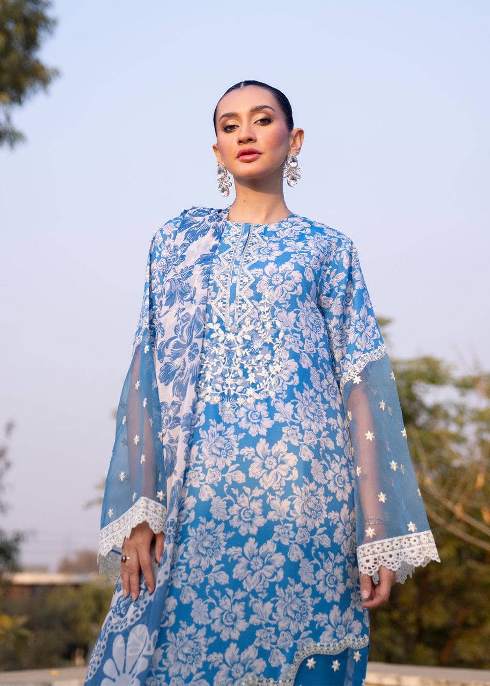 img_myeesha_lawn_awwal_boutique