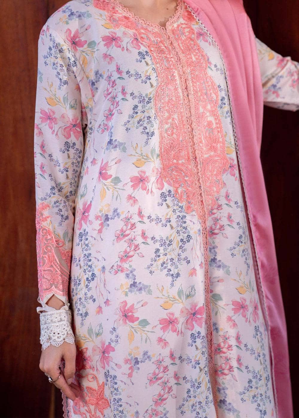 img_myeesha_lawn_awwal_boutique