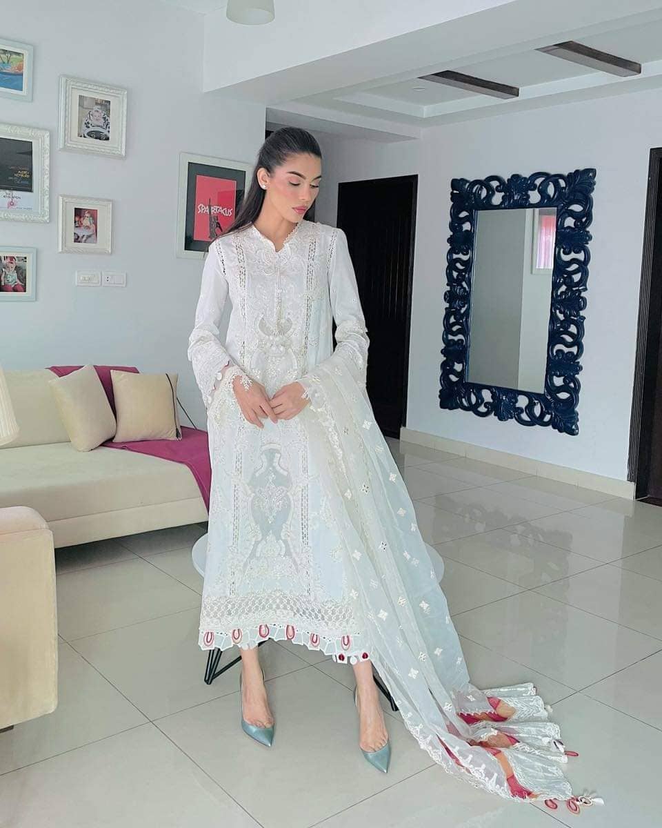 img_qalamkar_luxury_lawn_awwal_boutique