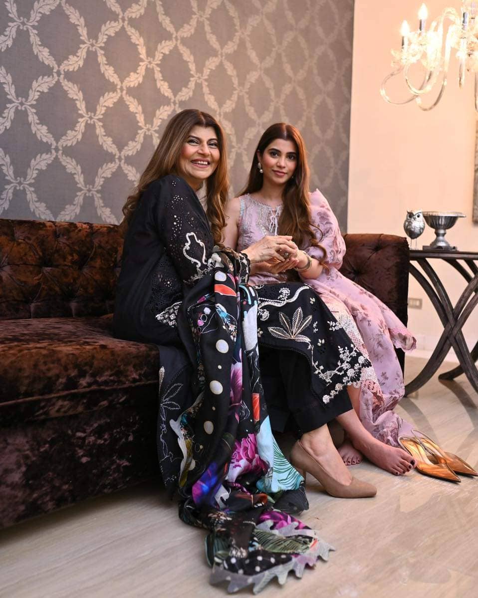 img_qalamkar_luxury_lawn_awwal_boutique