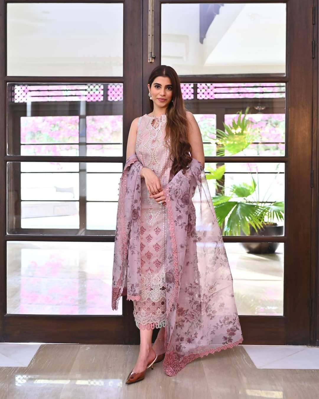 img_qalamkar_luxury_lawn_awwal_boutique