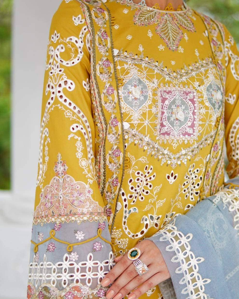 img_qalamkar_luxury_lawn_23_awwal_boutique