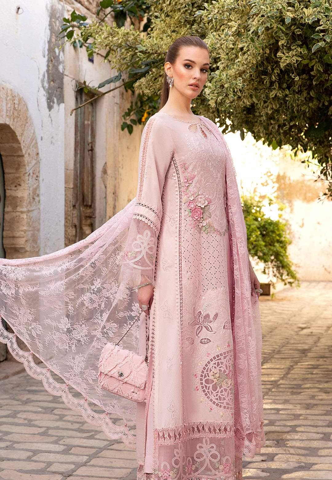 img_maria_b_lawn_24_awwal_boutique