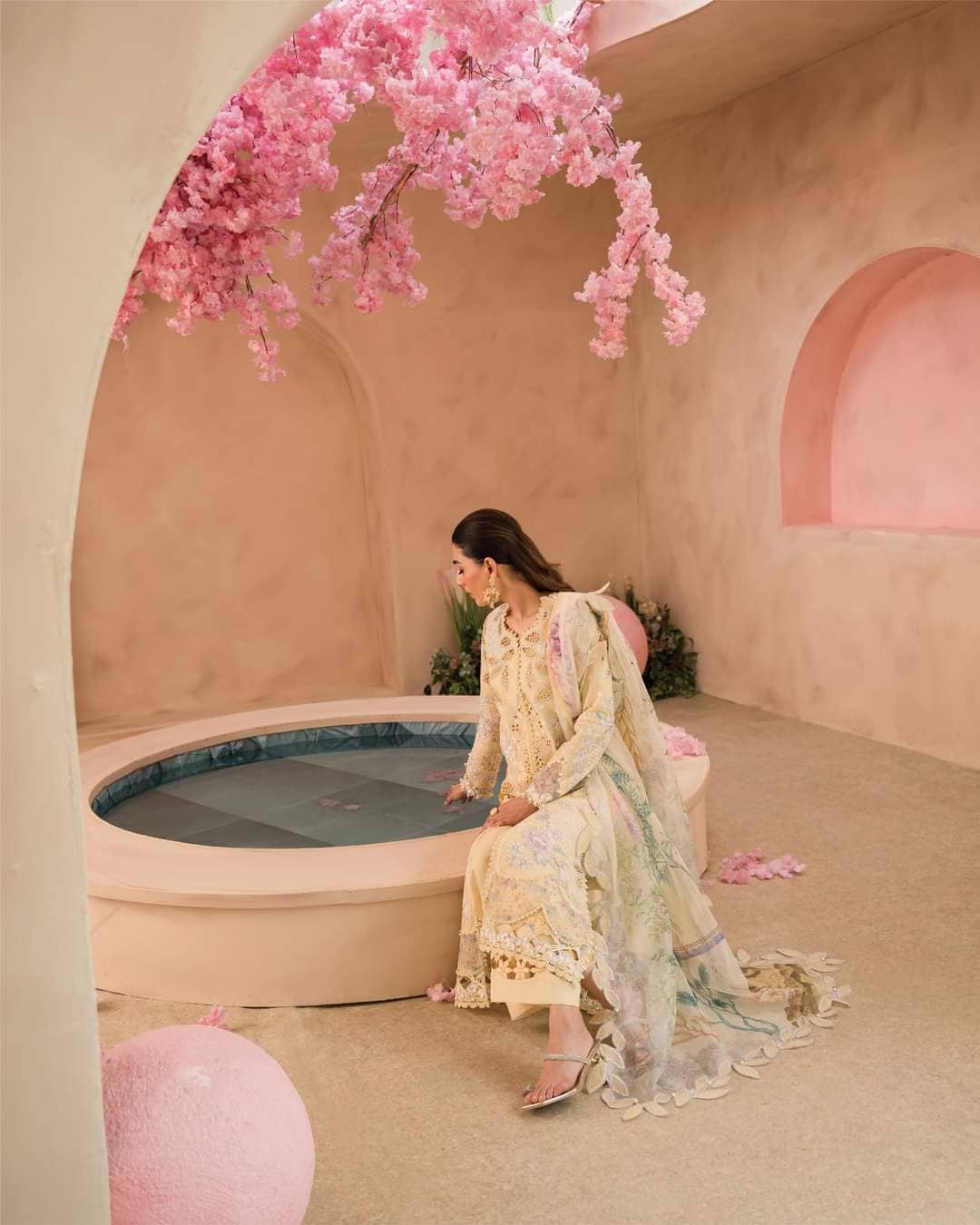 img_afrozeh_painted_garden_lawn_awwal_boutique