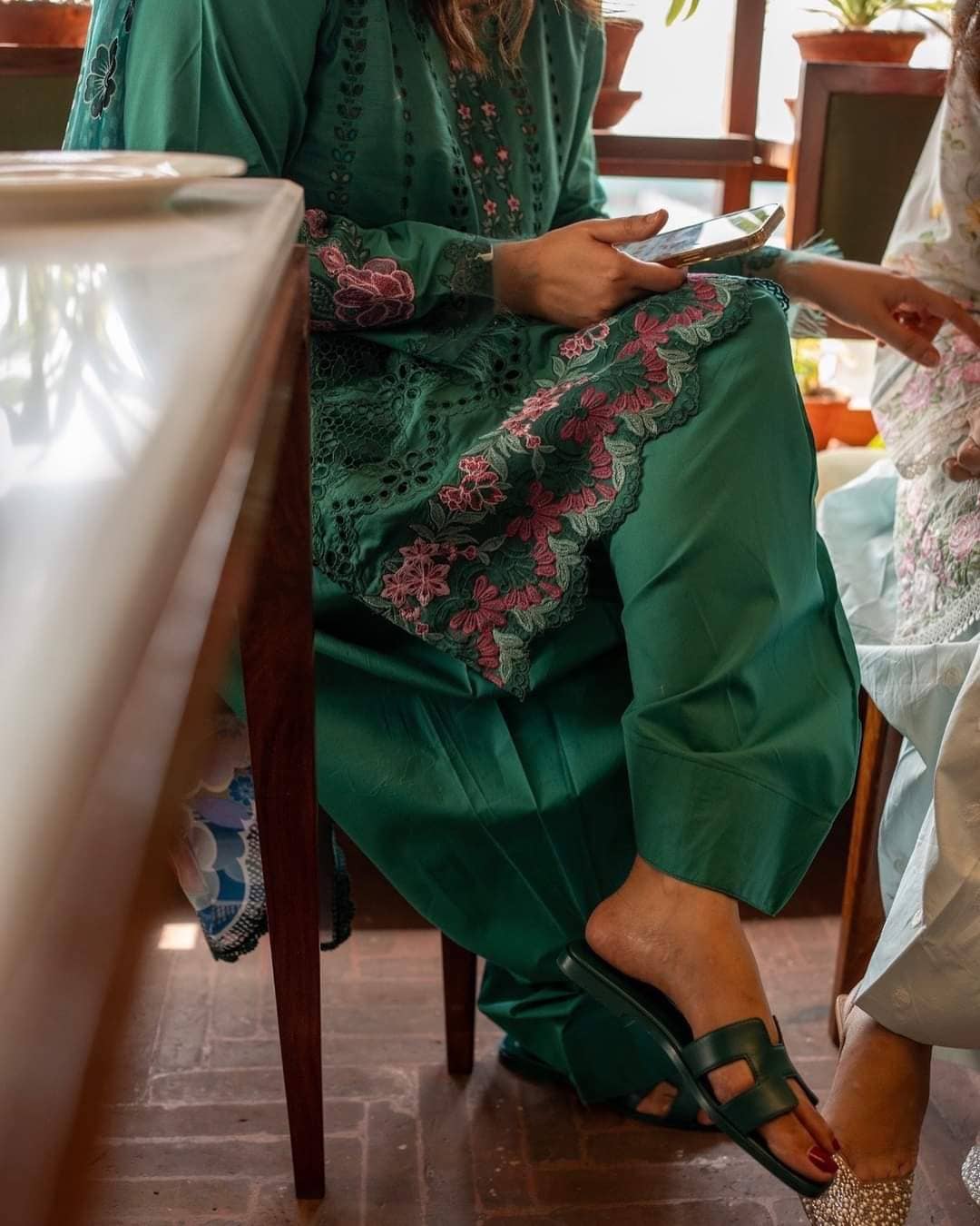 img_spotted_in_saira_rizwan_lawn_awwal_boutique