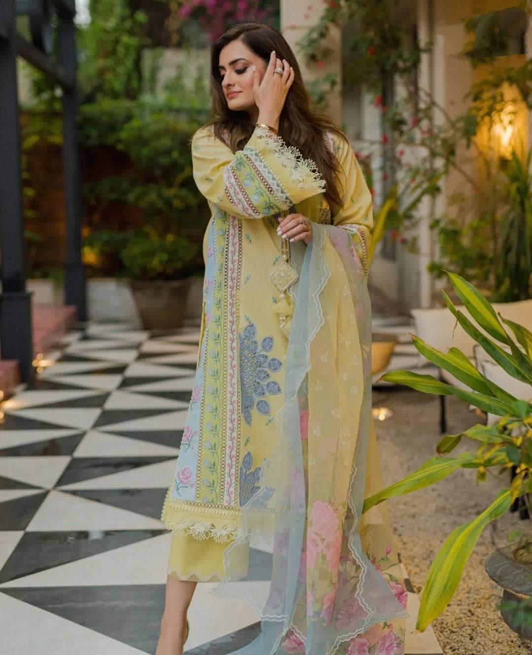 img_crimson_lawn_23_awwal_boutique