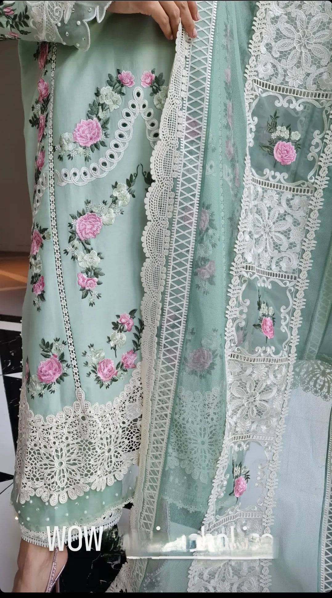 img_spotted_in_crimson_lawn_23_awwal_boutique