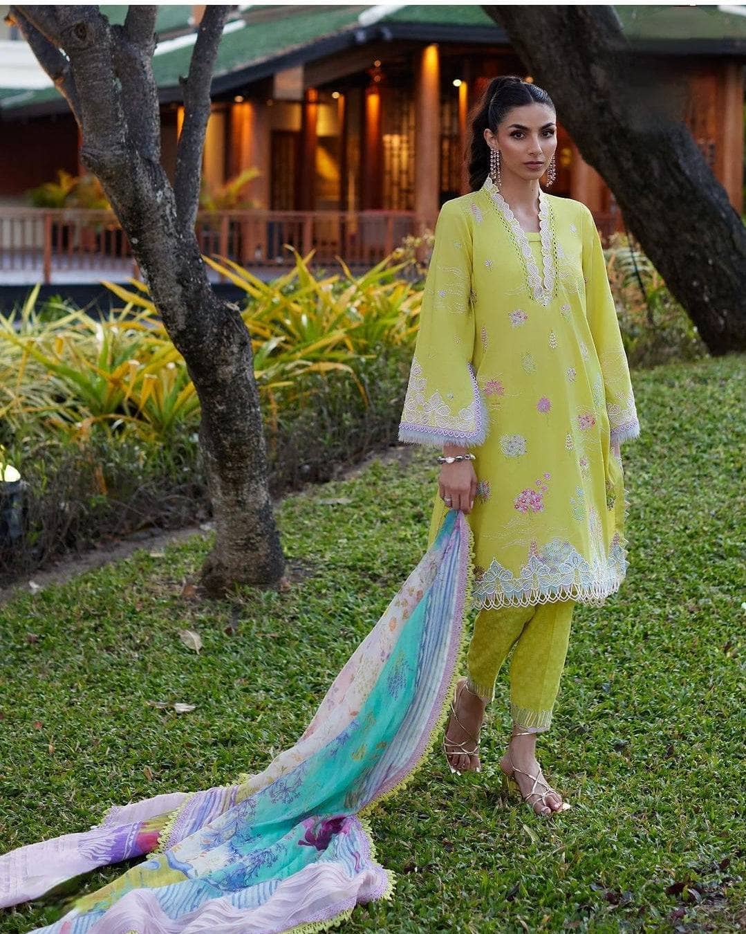 ing_farah_talib_aziz_lawn_24_awwal_boutique