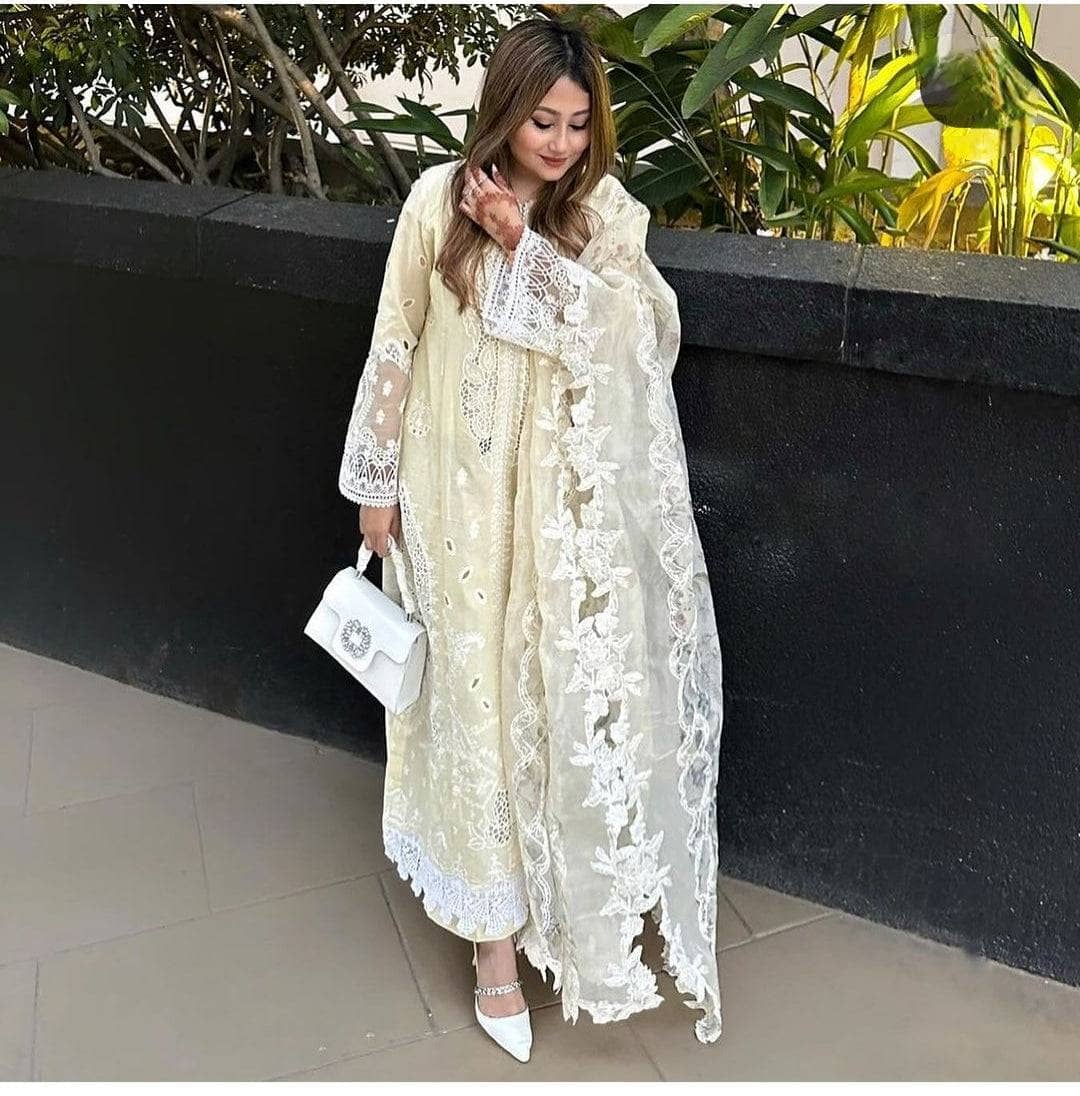 img_qalamkar_lawn_awwal_boutique