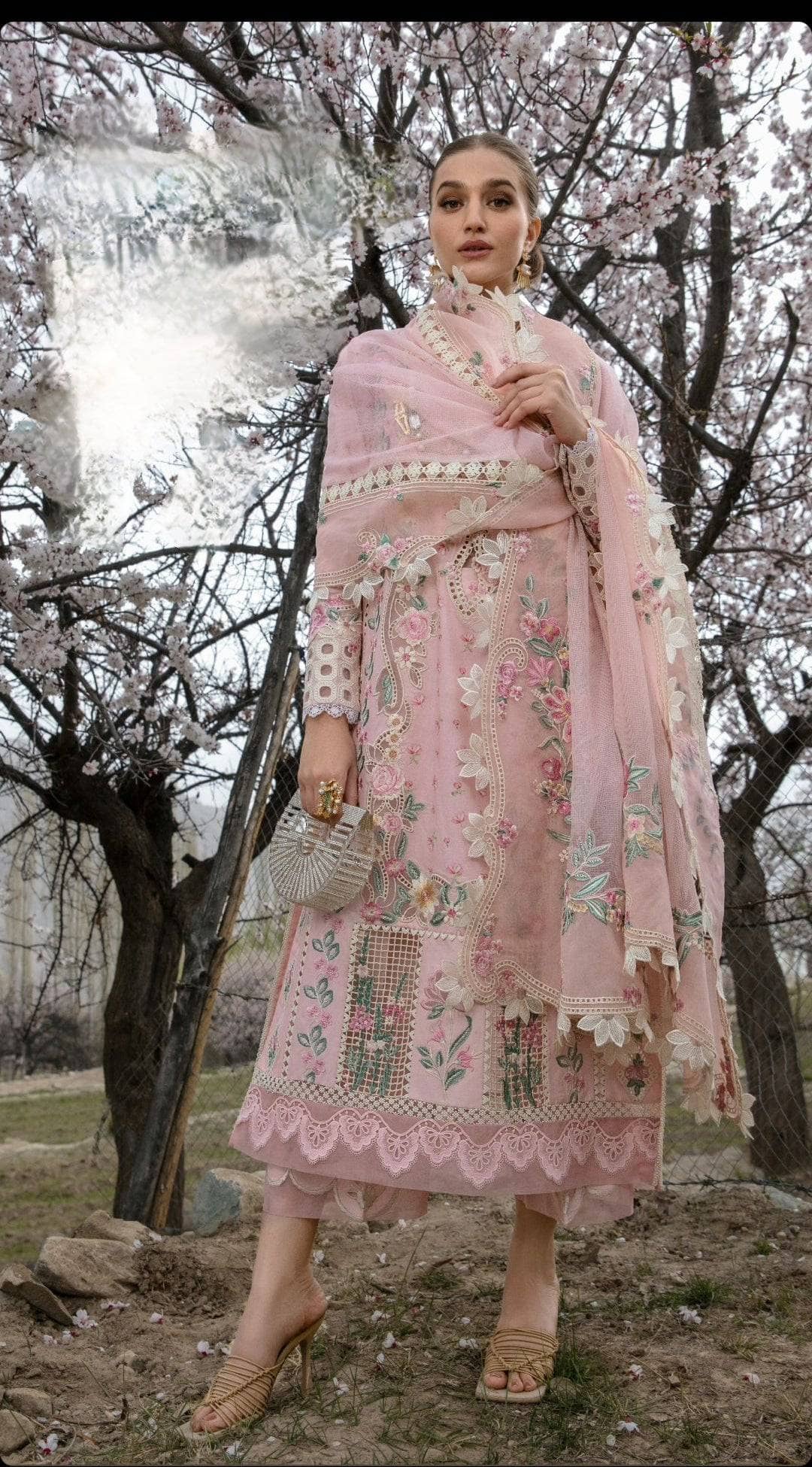 img_crimson_lawn_awwal_boutique