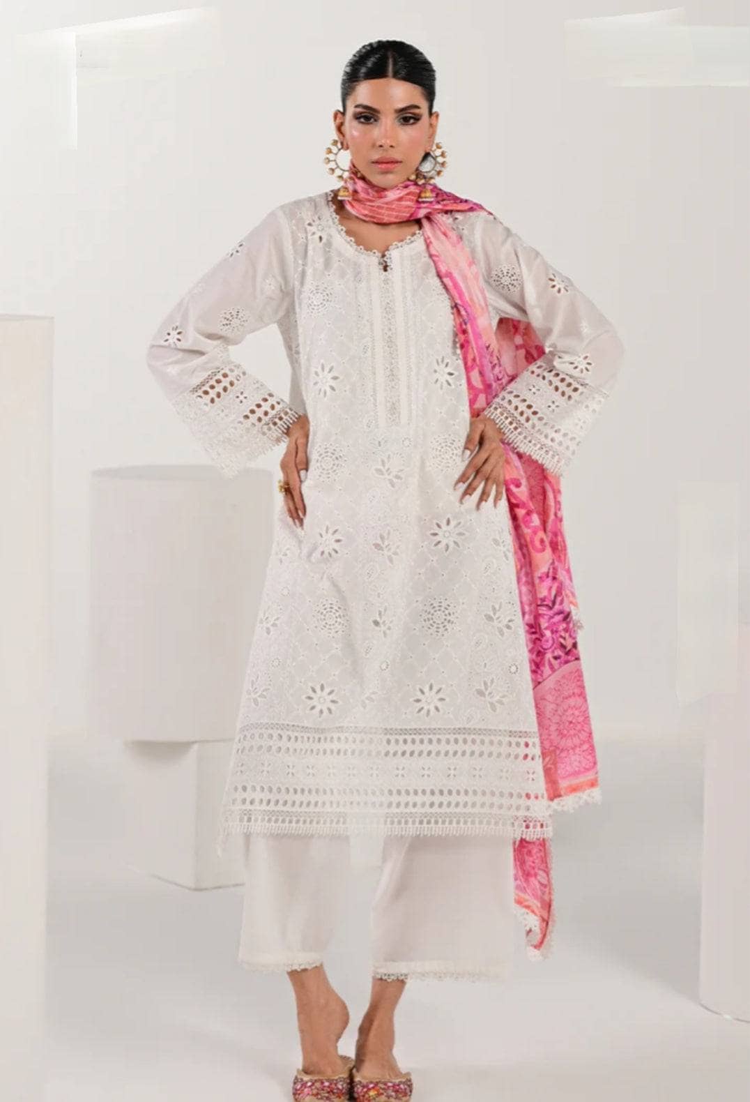 img_image_lawnkari_awwal_boutique