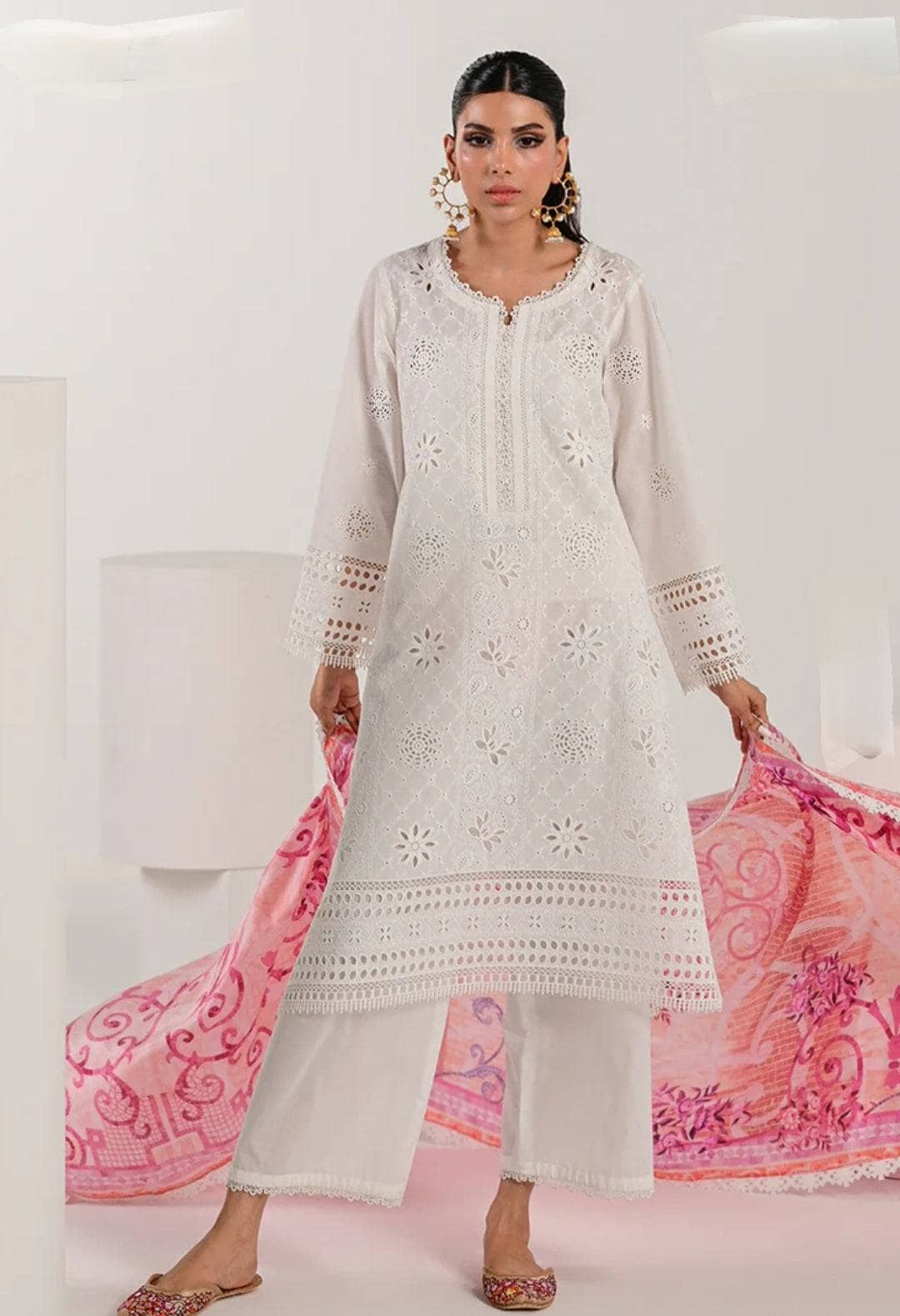 img_image_lawnkari_awwal_boutique