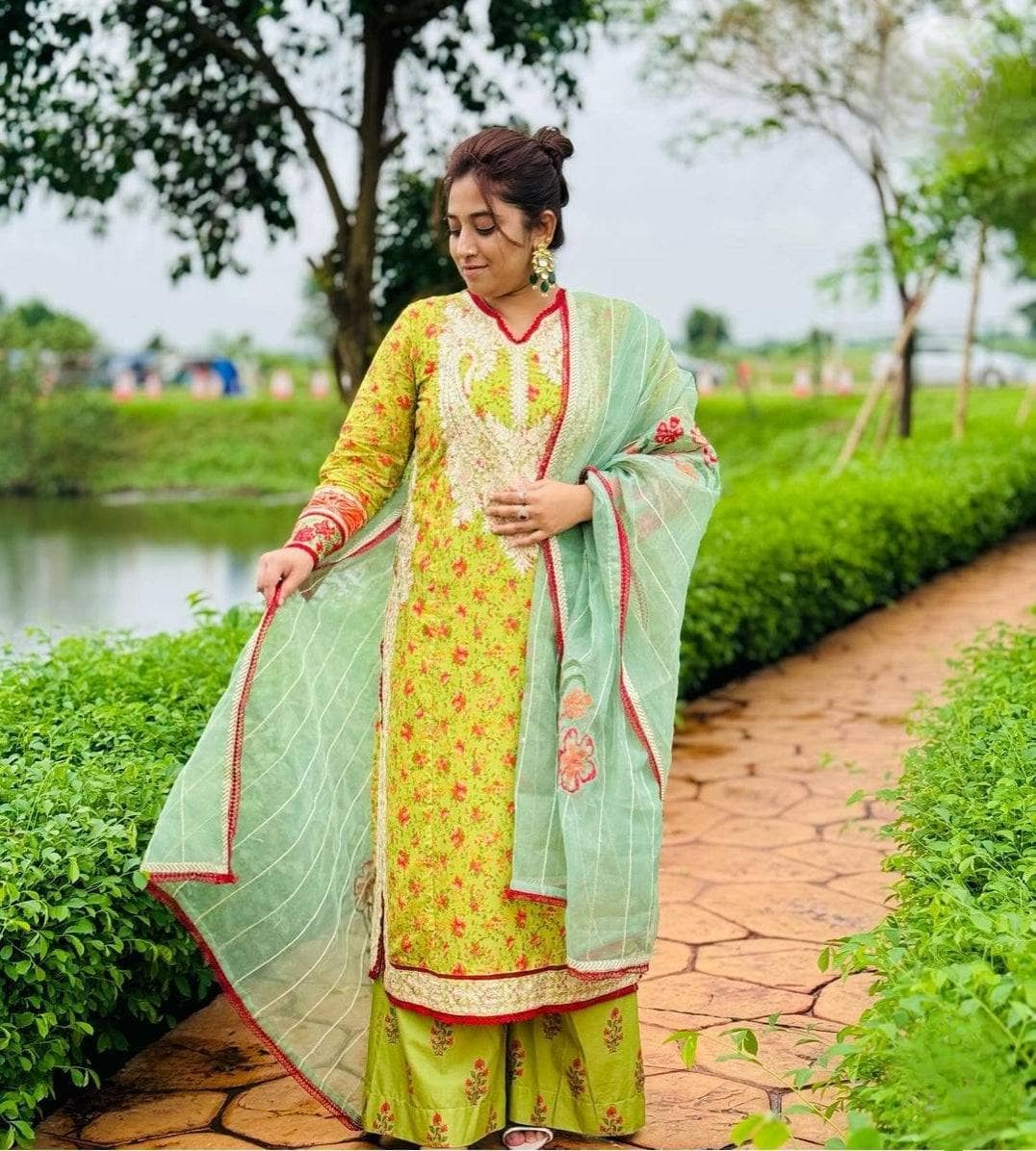 img_hussain_rehar_lawn_awwal_boutique