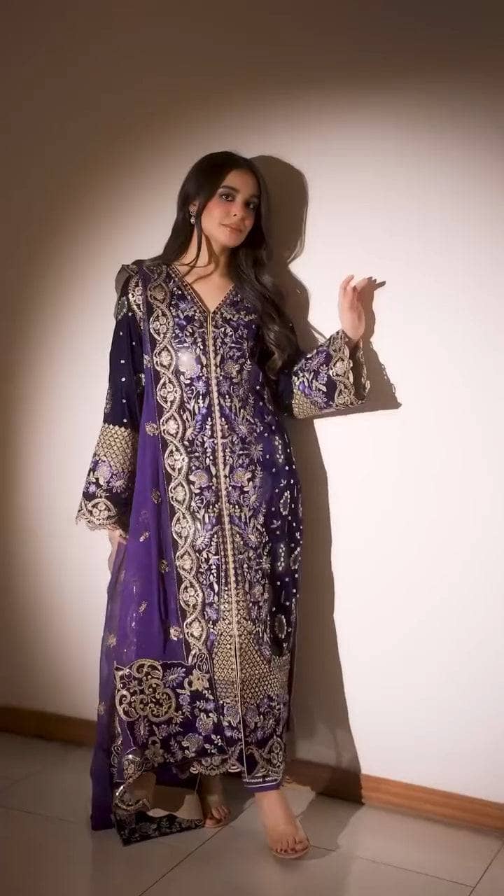 img_emaan_adeel_velvet_24_awwal_boutique